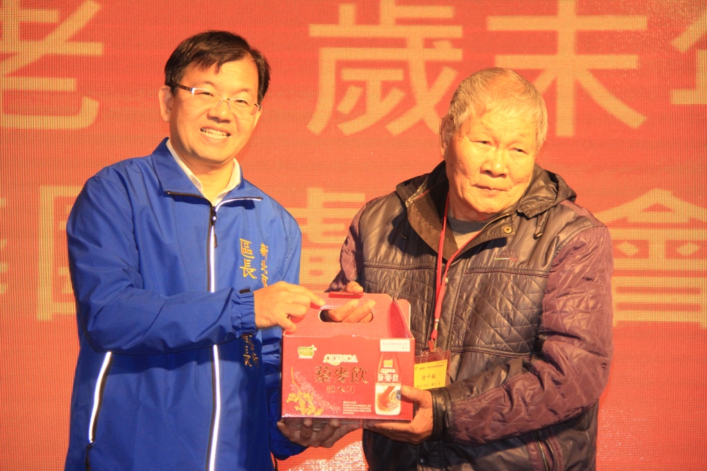 林耀長區長致贈獨老長者健康飲品