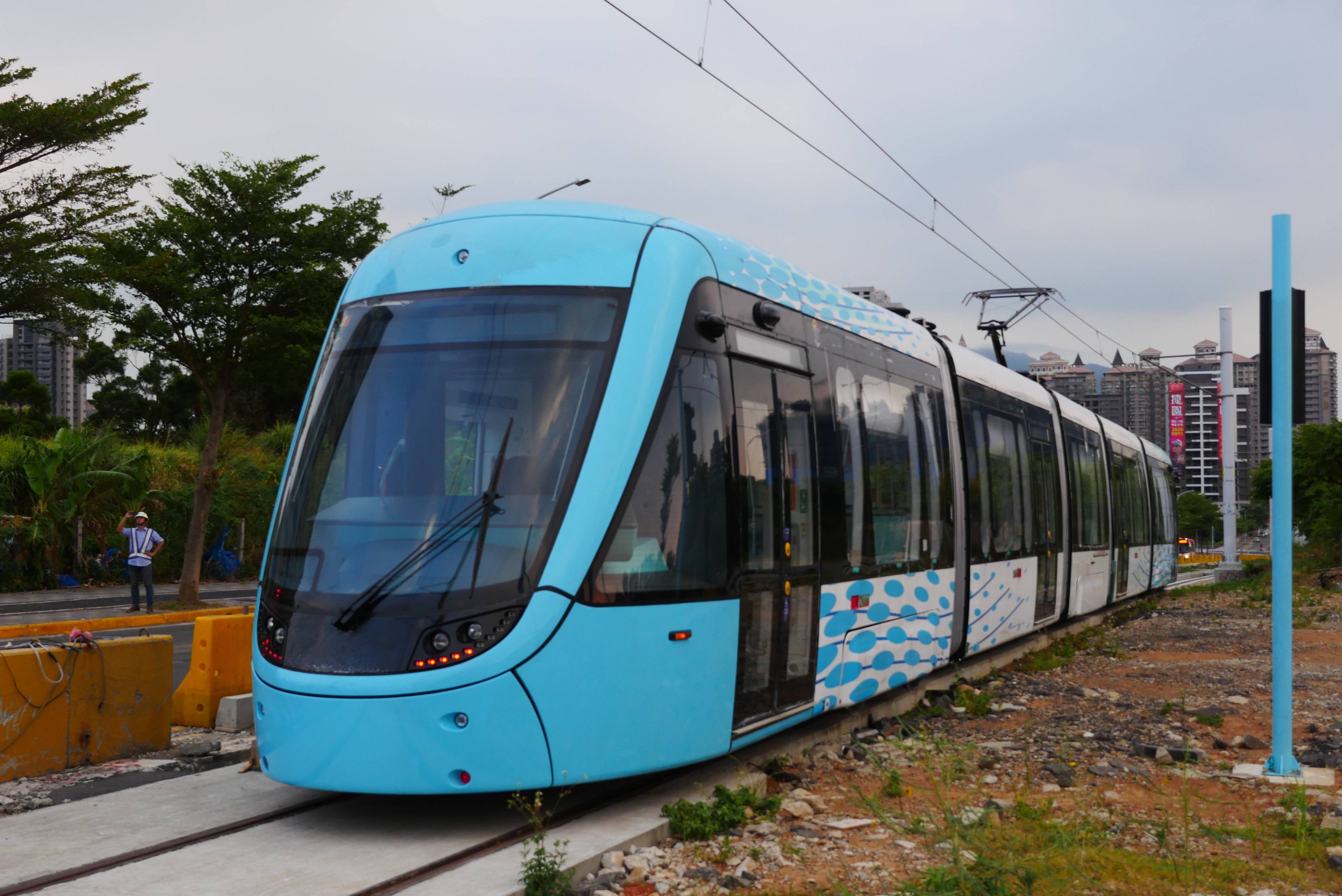 淡海輕軌綠山線目前全線土建、軌道、機電與車站等工作全面展開，朝今(107)年底完工通車的目標邁進