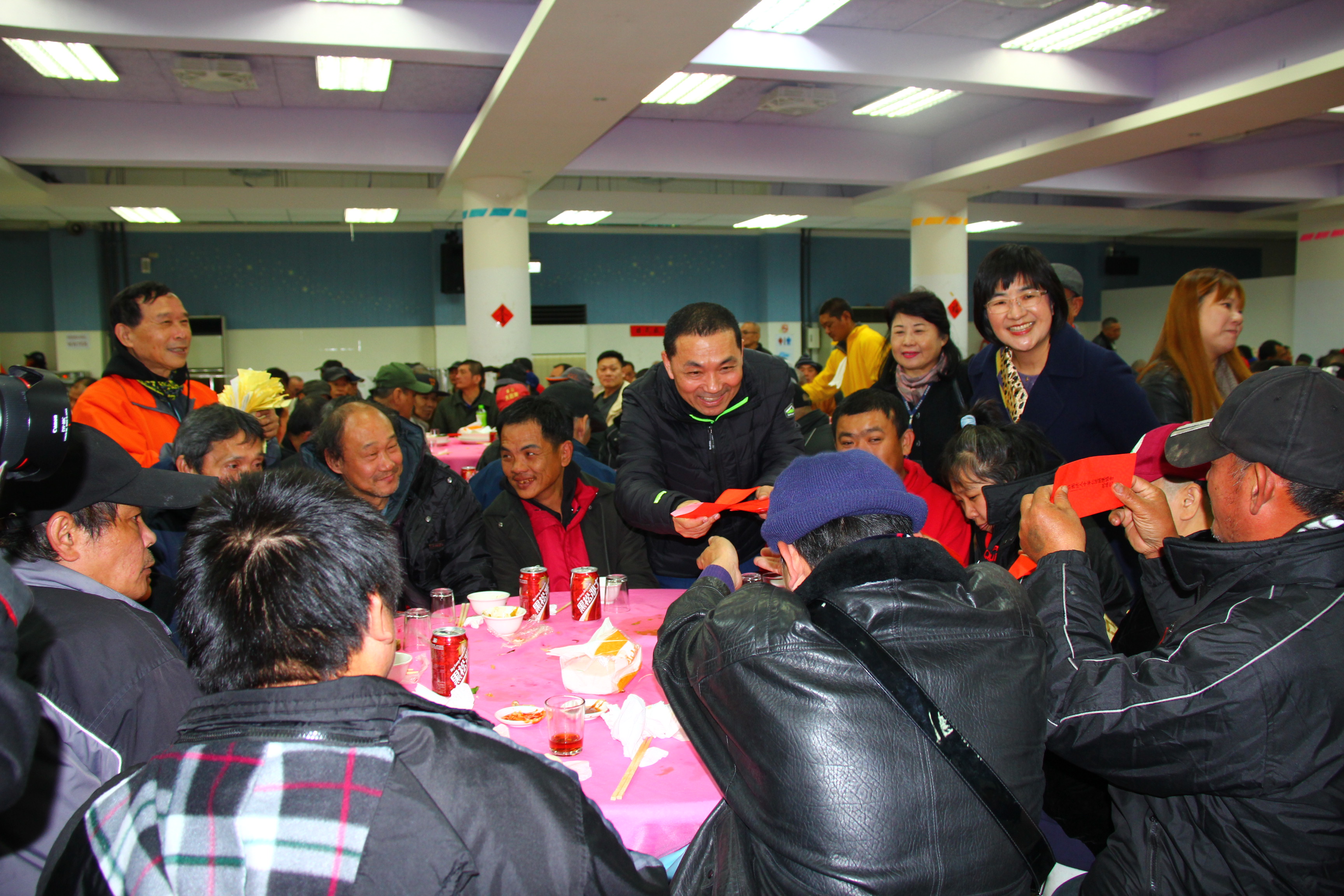 侯友宜致贈紅包給街友  鼓勵他們重返社會