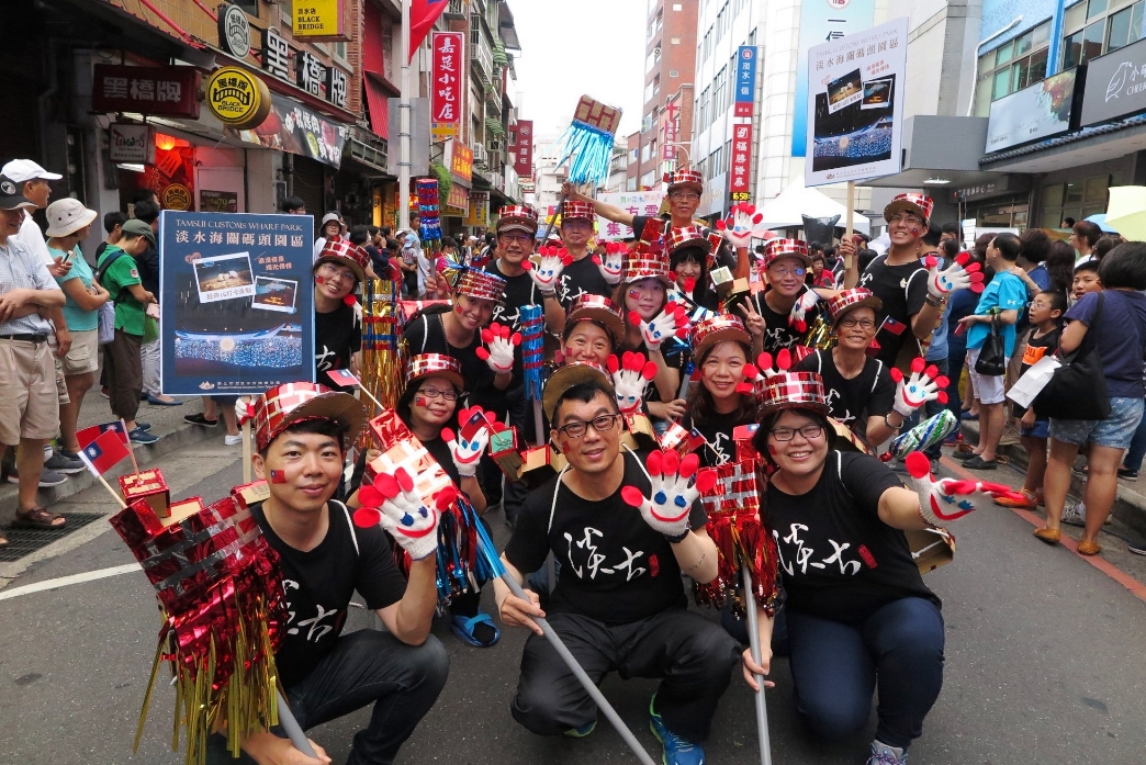 淡古公關照：淡水古蹟博物館志工參與支援文化活動，圖為參加2017新北市淡水環境藝術節活動。