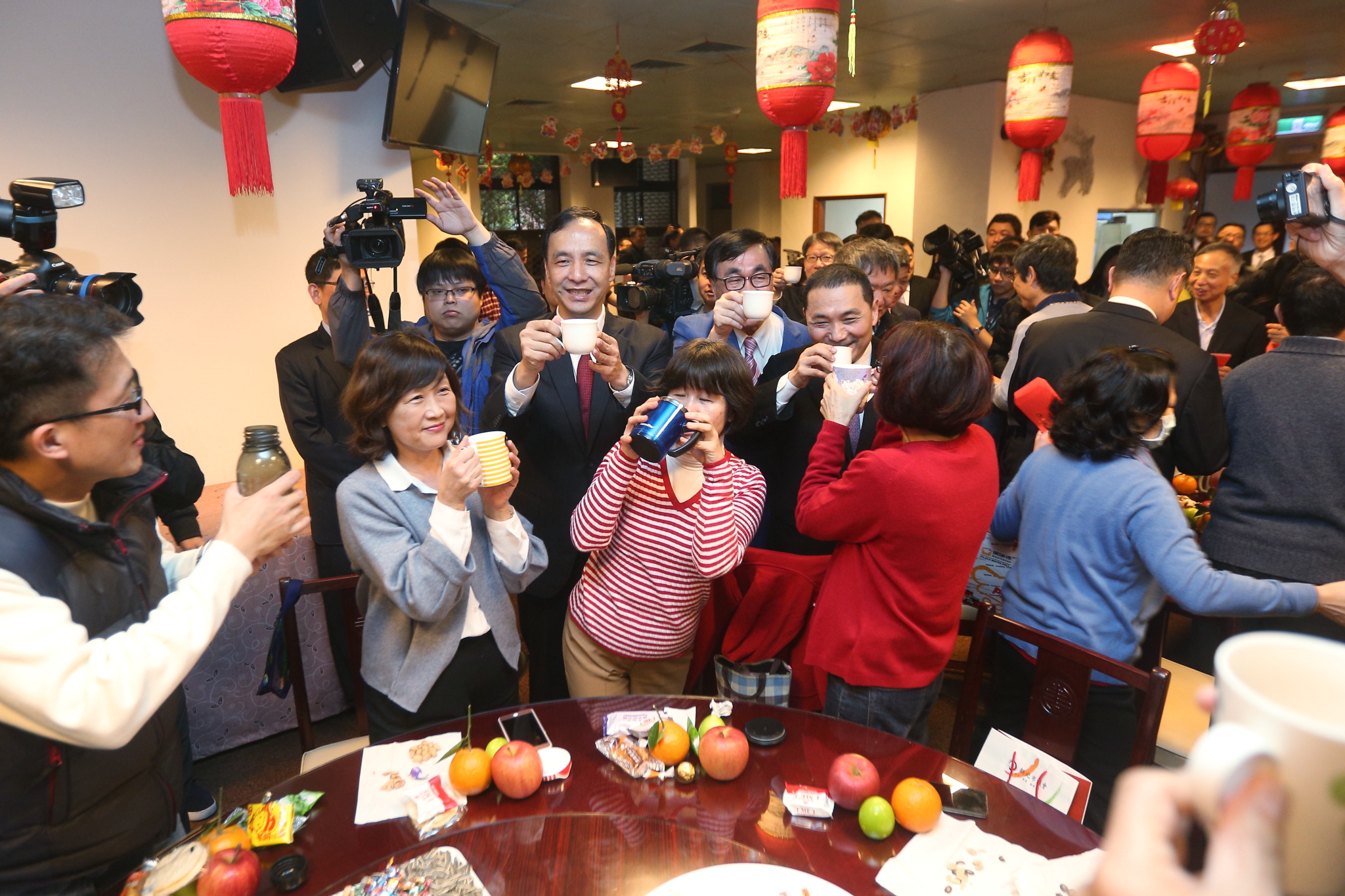 新北市議會新春團拜，朱市長率市府團隊向議會同仁拜年