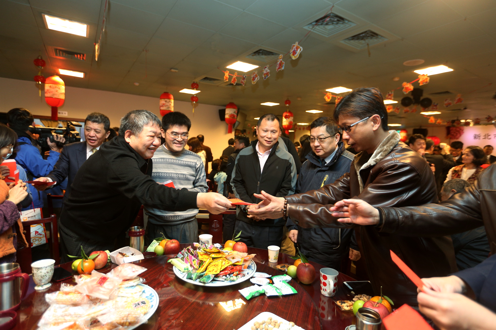 新北市議會新春團拜，議長副議長發送紅包祝大家新年快樂