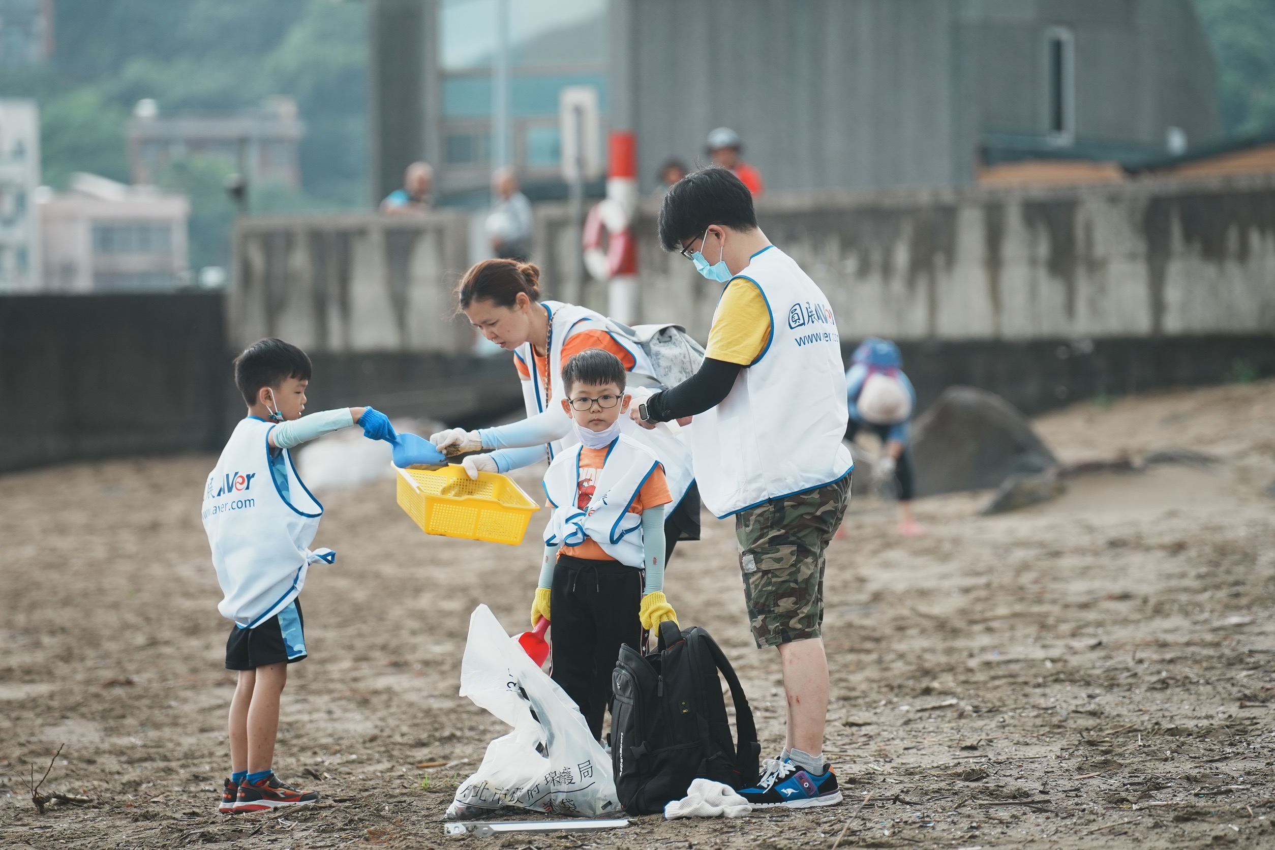 小朋友也與家長一起動手淨灘為守護海洋環境盡一份心力
