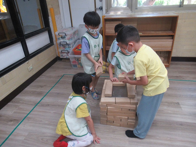 輔大附設幼兒園，孩子們一起搭建積木蓋城堡。