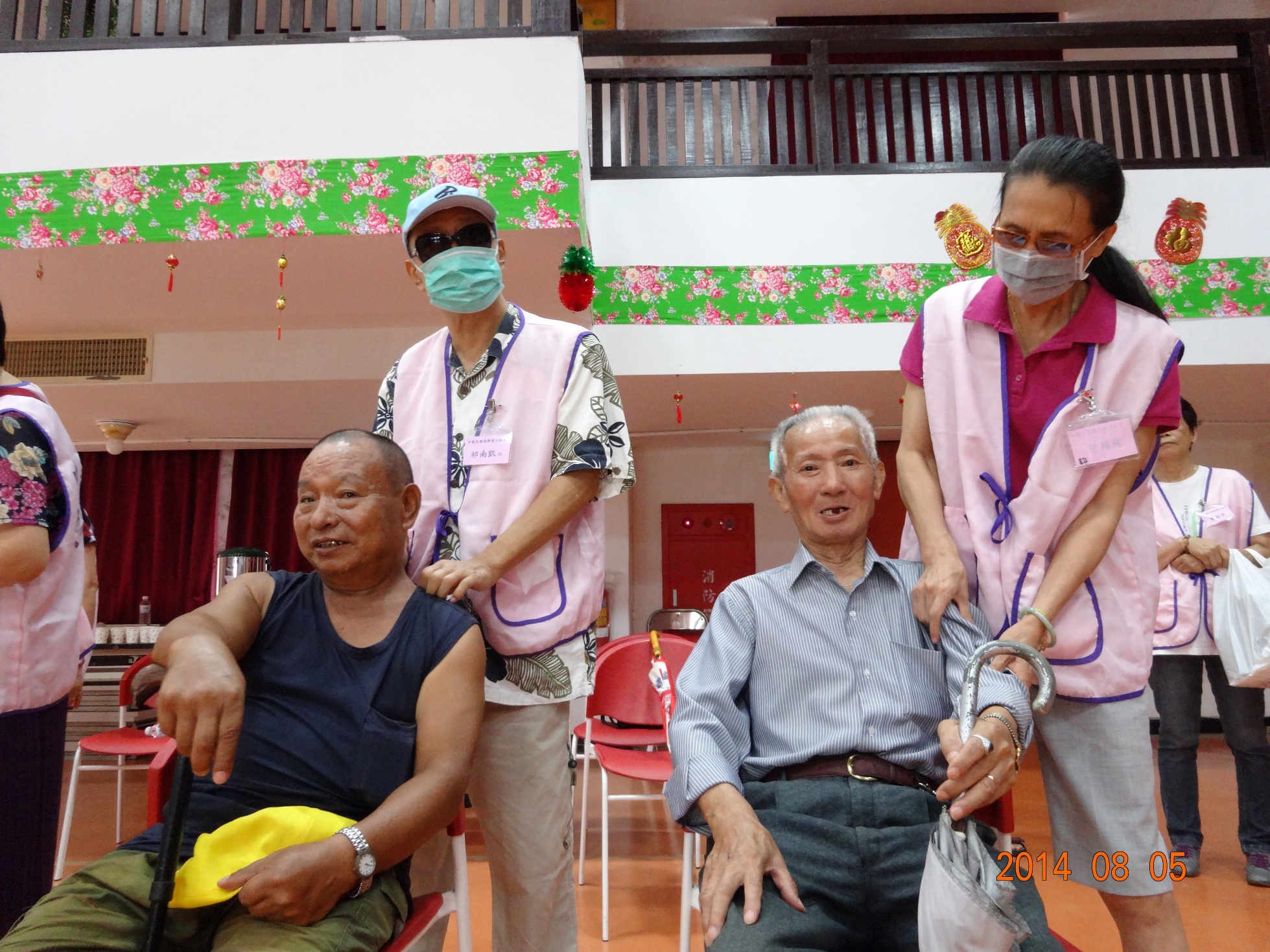 中華民國視障愛心協會到仁愛之家幫長輩免費按摩

