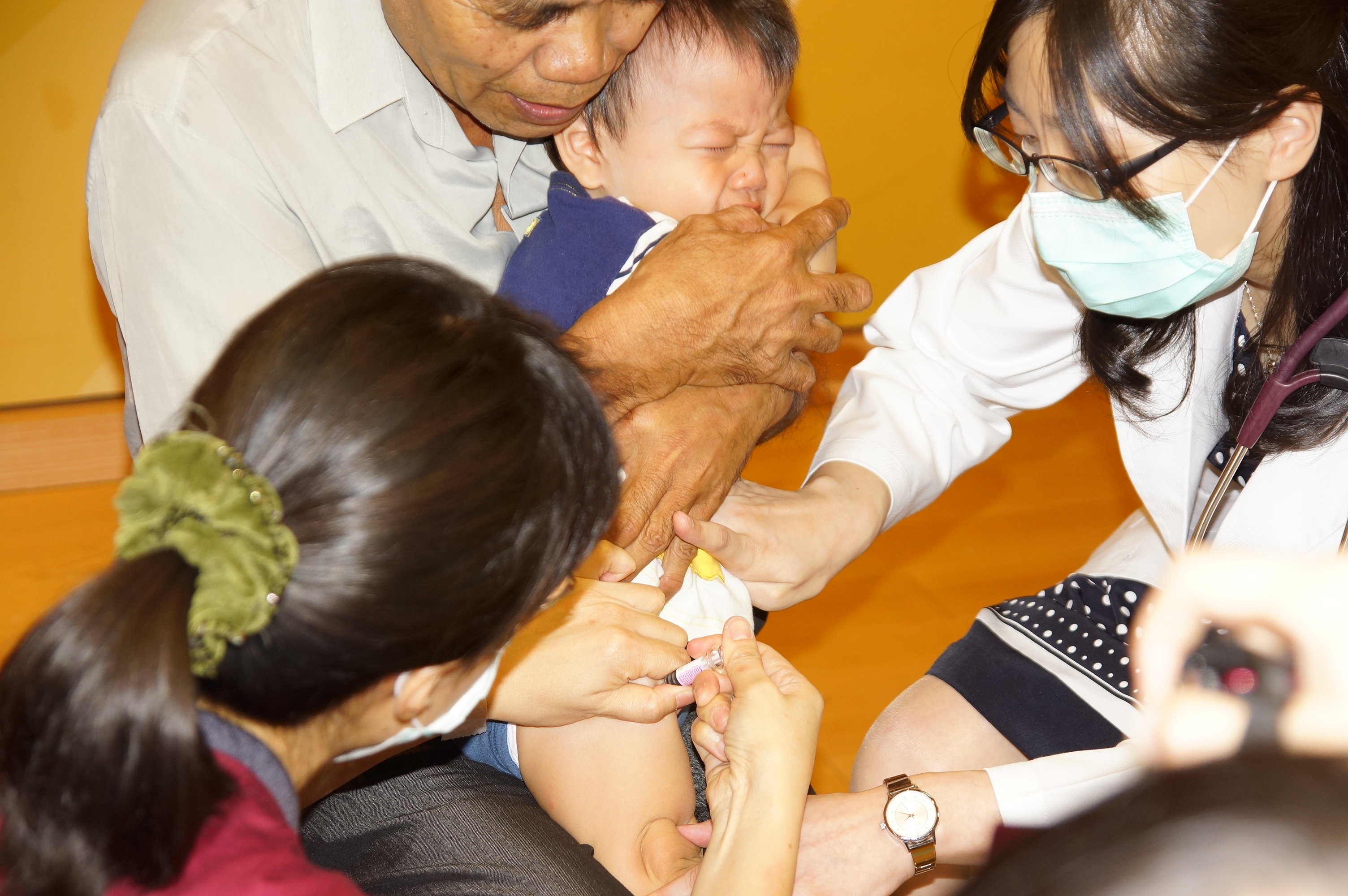 防流感，打疫苗才是金鐘罩－103年新增孕婦及高風險等各類對象，即日起公費開打