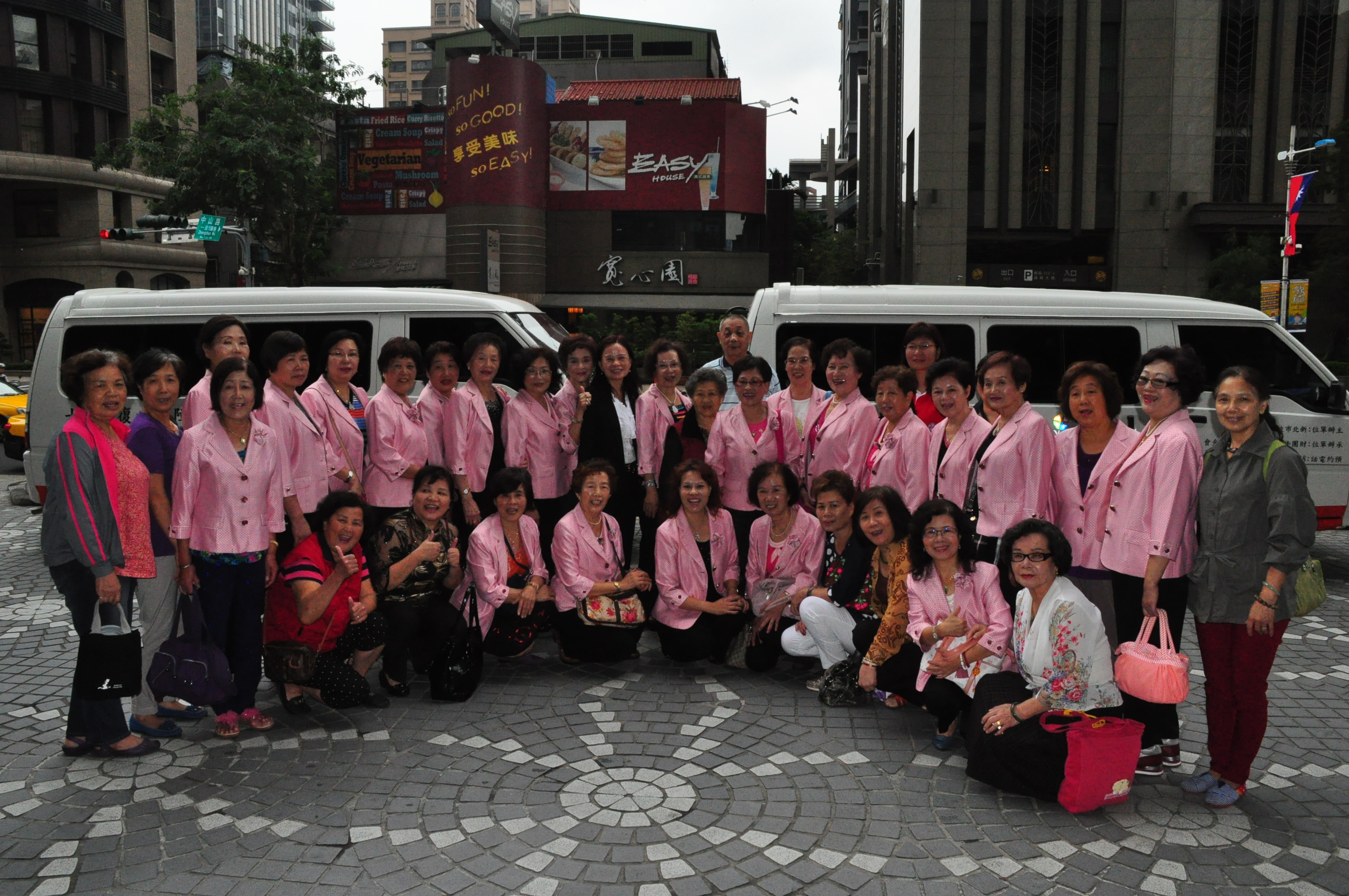 板橋區婦女愛心會捐贈新北市2輛復康巴士

