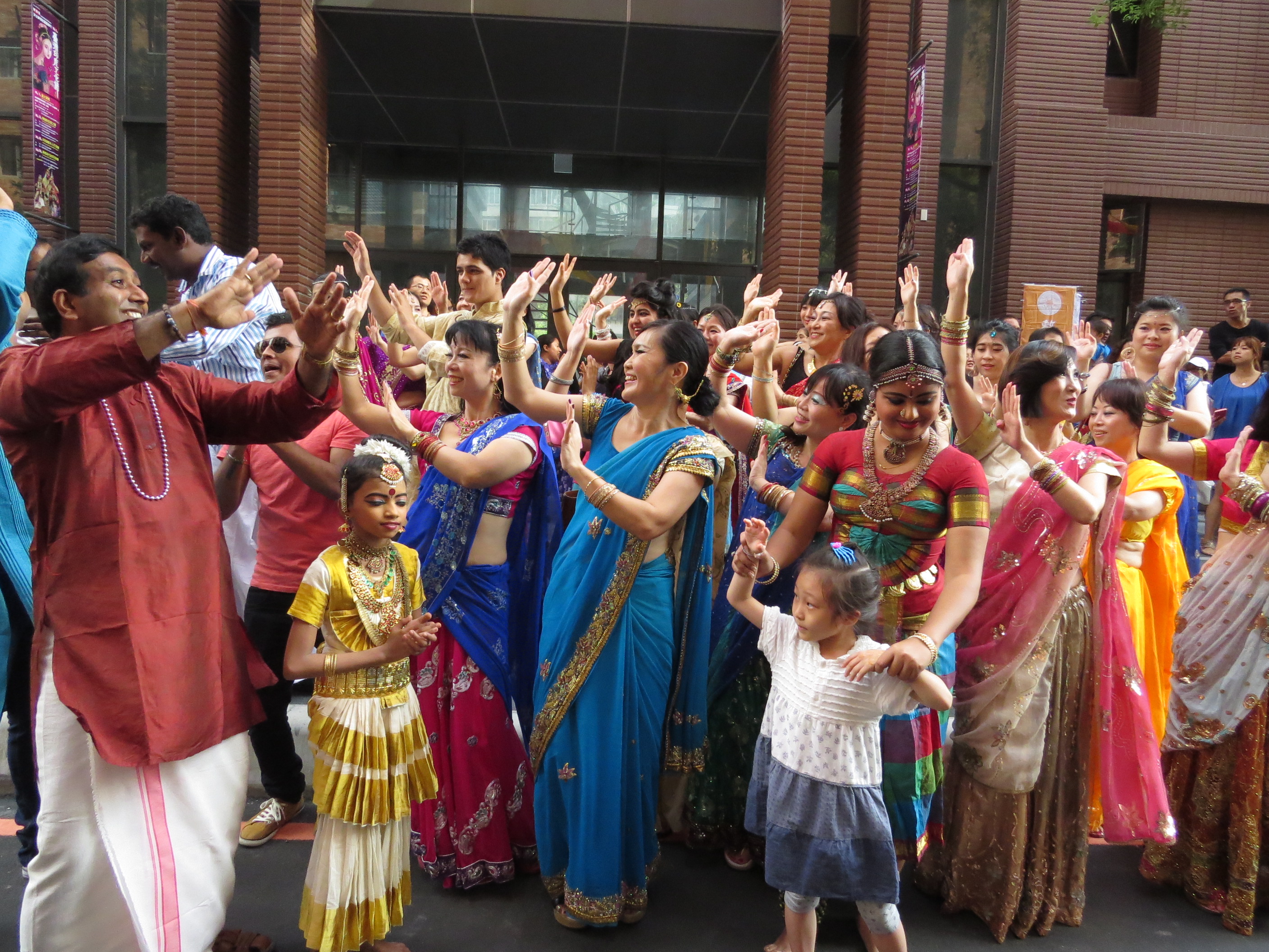 2014新北市印度文化節  印度紗麗美女踩街遊行　印度美食、藝品展示