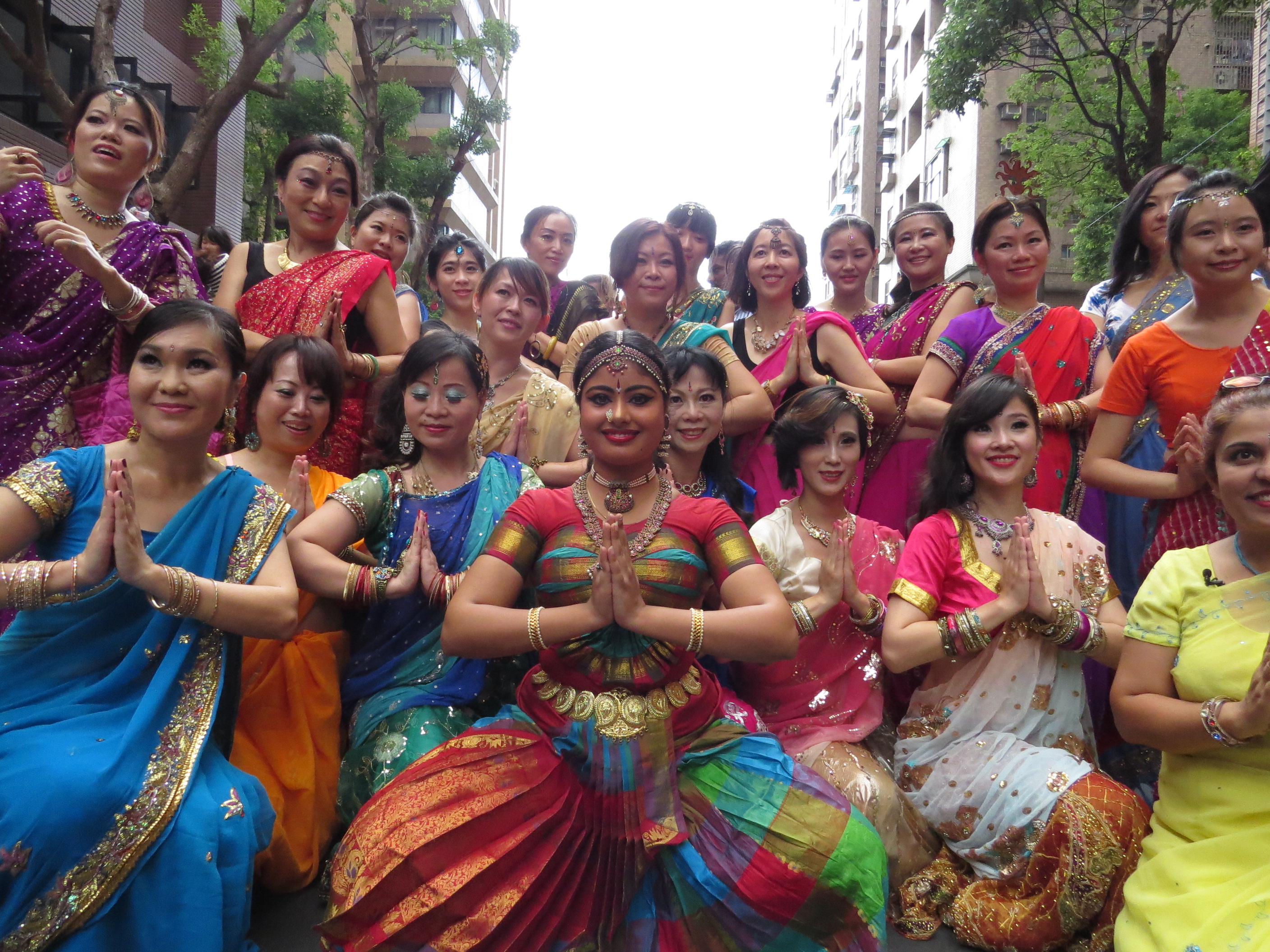 2014新北市印度文化節  印度紗麗美女踩街遊行　印度美食、藝品展示