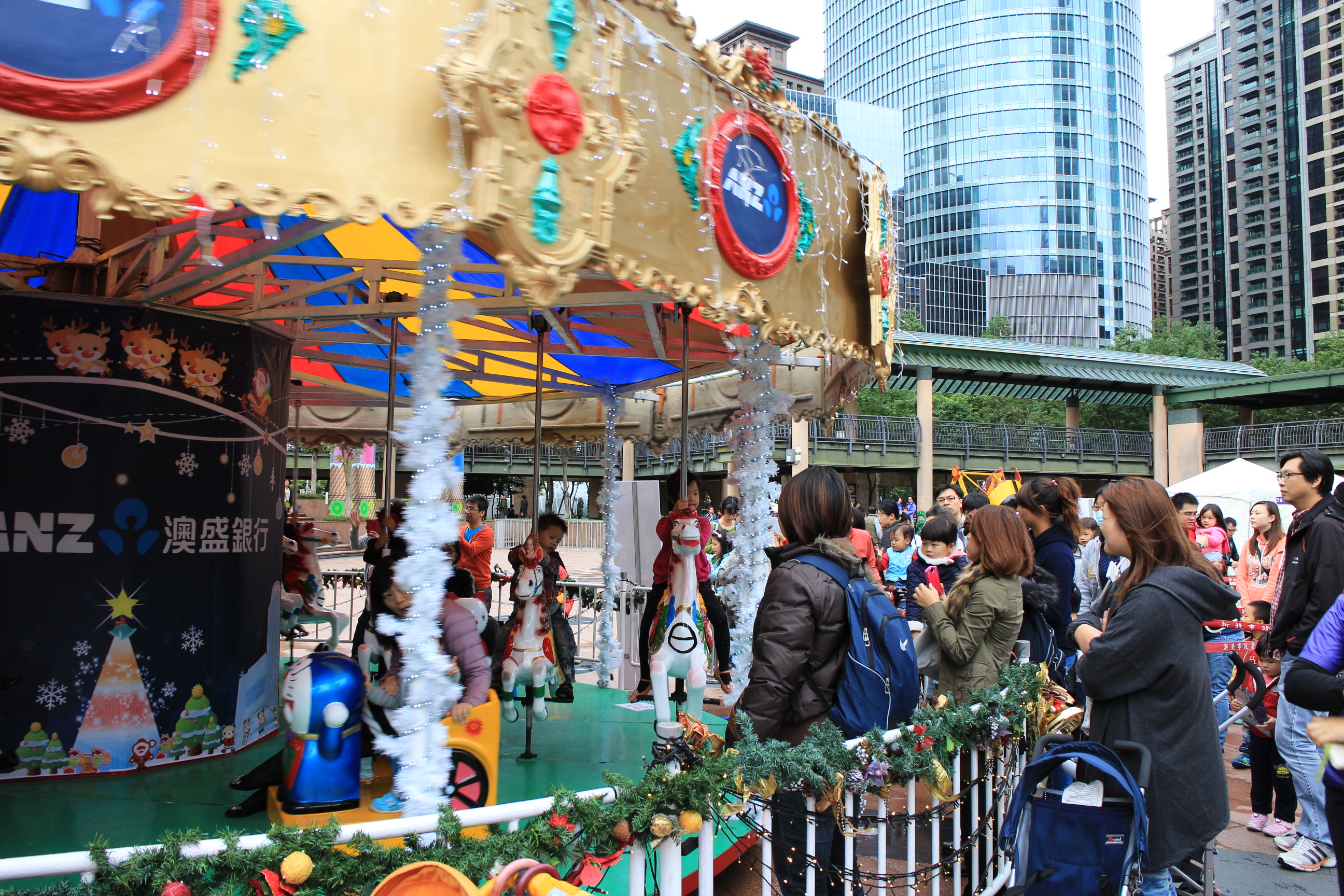 「童樂耶誕趴」打頭陣 整個城市都是孩子的遊樂園
點燈了！新北耶誕城今起開城51天

