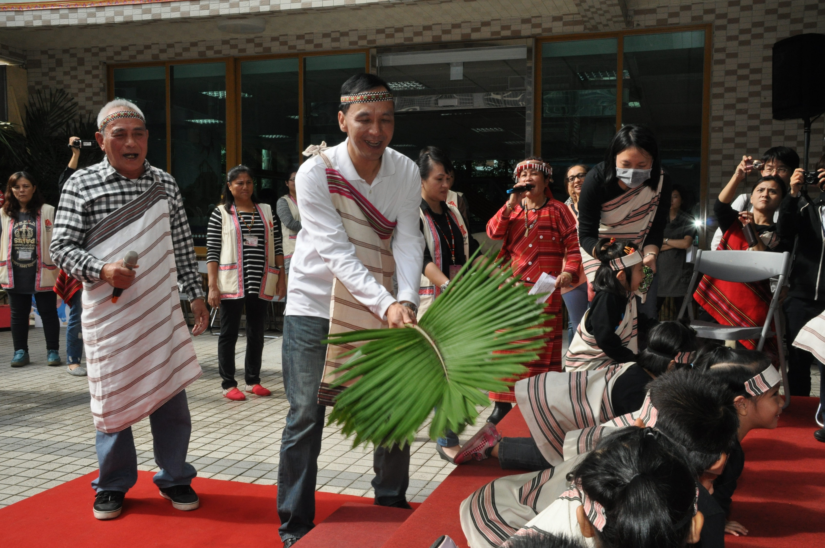 以泰雅族傳統文化為主題烏來泰雅公共親子中心啟用

繼34家公共托育中心  新北市完成12座公共親子中心

    朱立倫：歡迎「尤答斯」和「雅企」帶著「Lagi」一起同樂                                        
