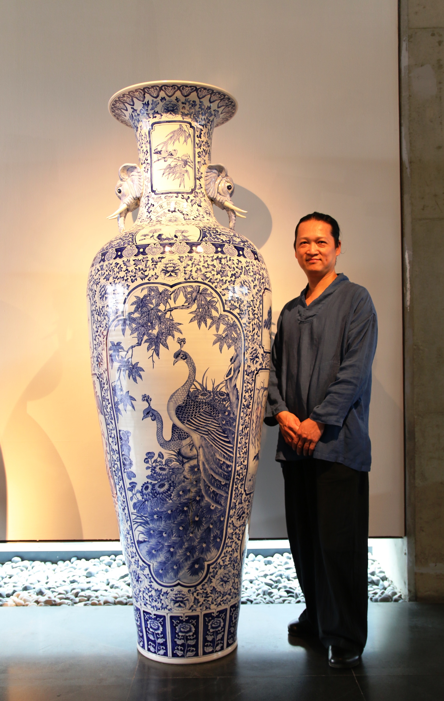 高230公分的陶瓷花瓶，現在已經很少見。圖中人為陶藝家吳明儀。
