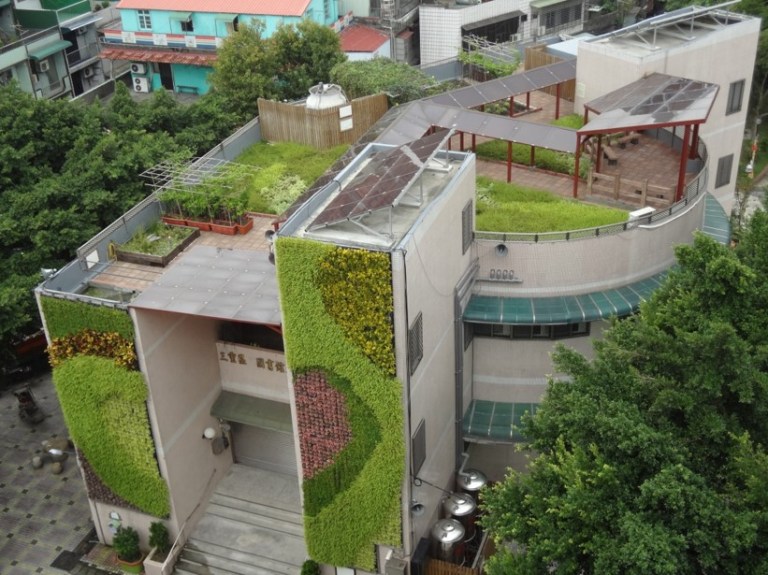 三重區順德里於活動中心打造綠牆及屋頂立體農園並設有太陽能光電系統