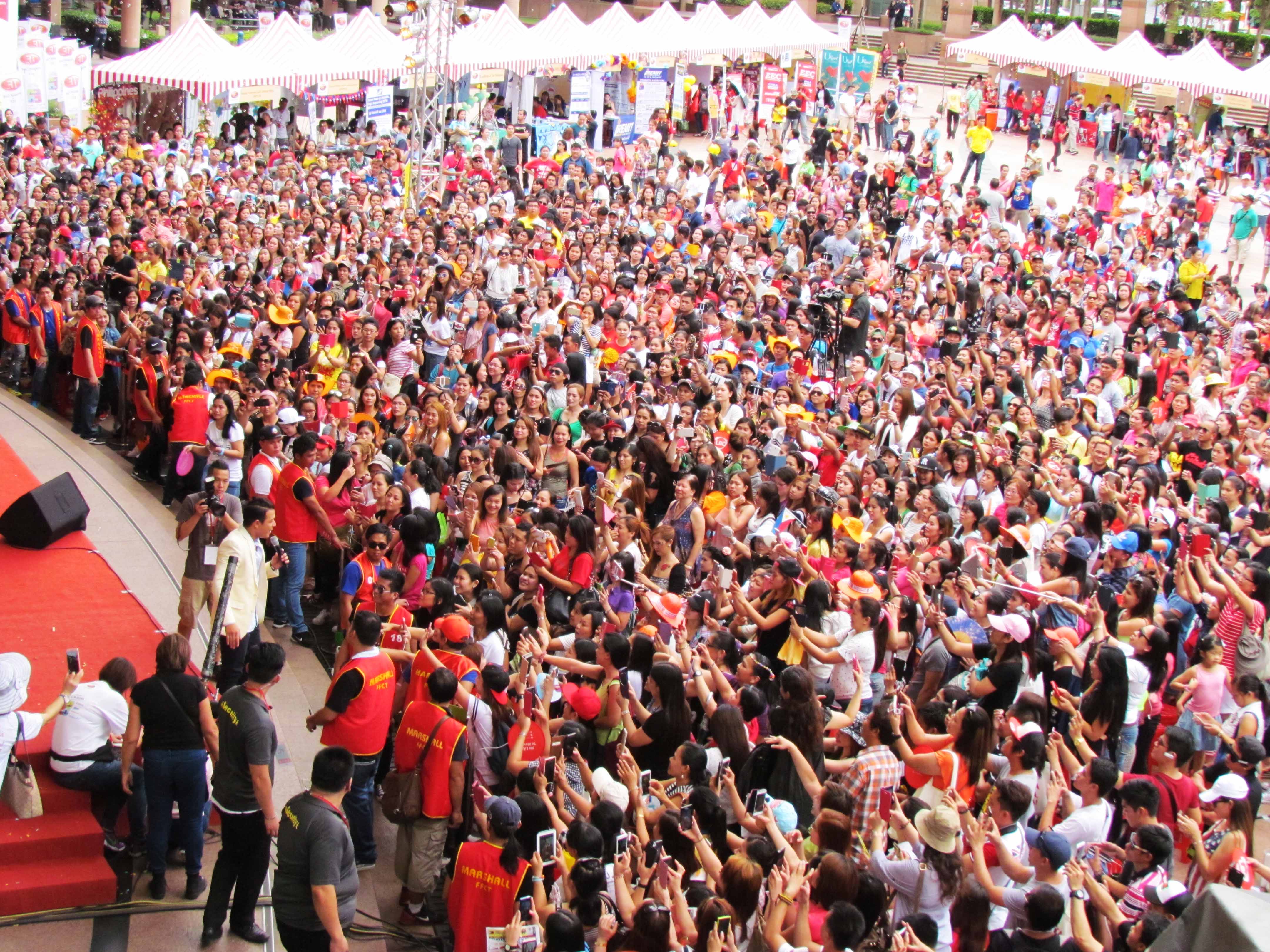 菲律賓活動現場群眾爆滿.jpg