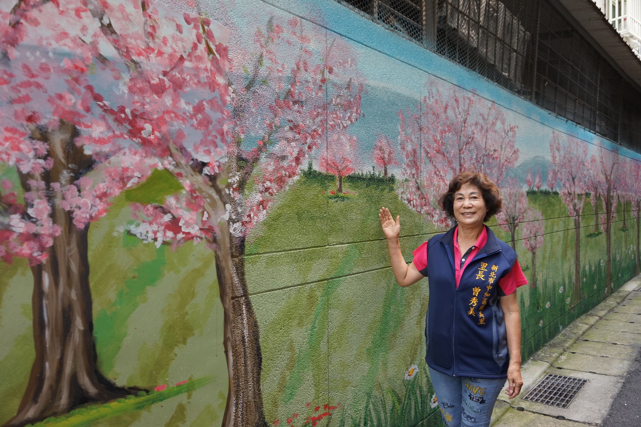 里長特地打造櫻木花道，媲美日本公園賞櫻的彩繪美景，成為里民拍照打卡熱點