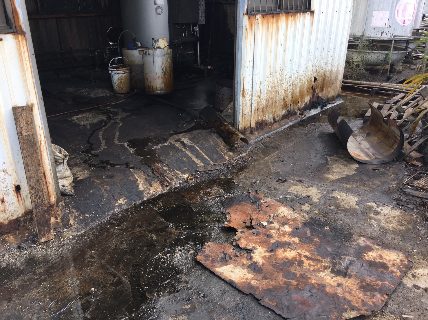 廠內因鍋爐設備管線更新造成重油外洩