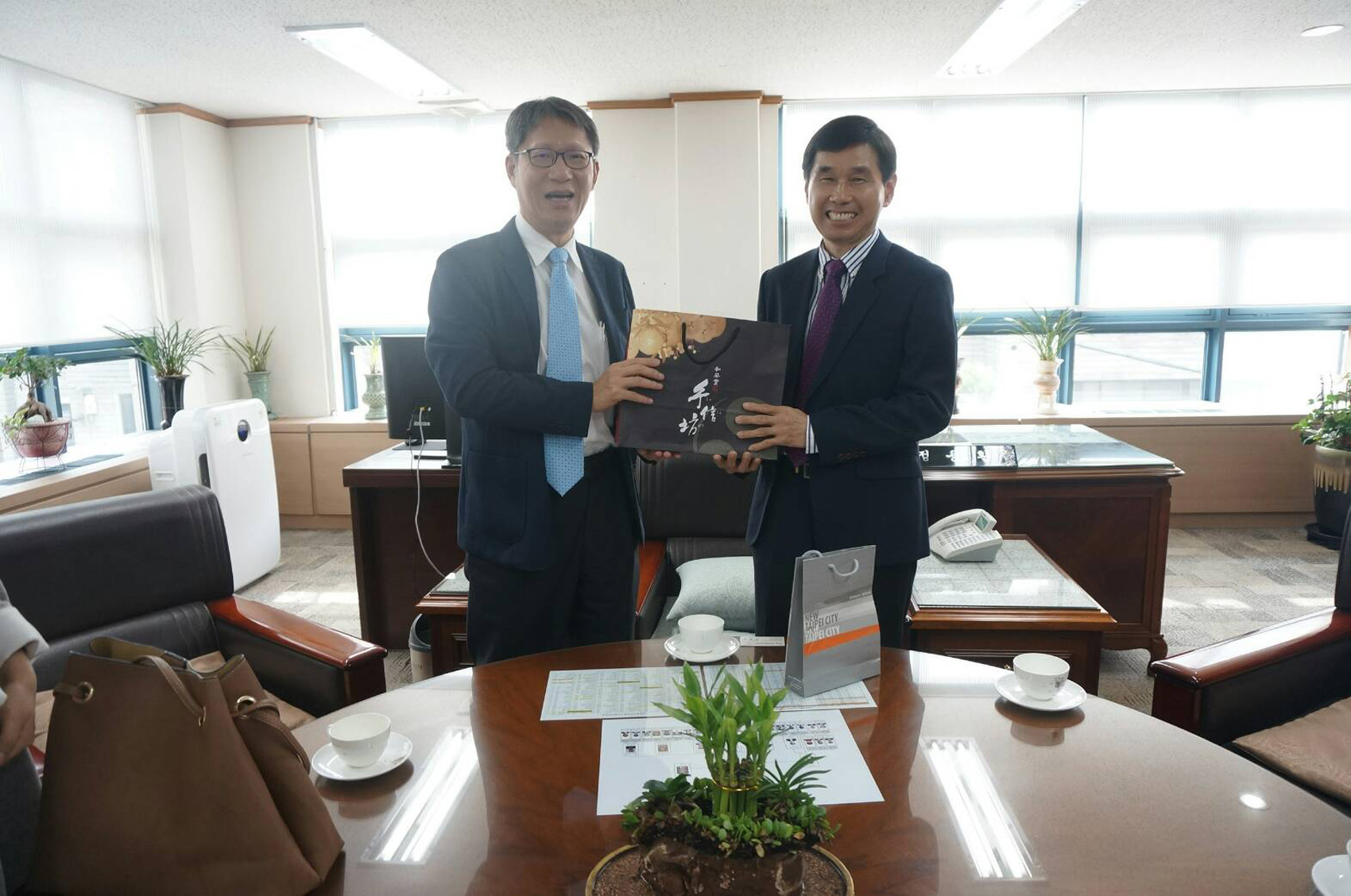 葉副市長與韓國資通訊振興協會(KAIT)會長合影