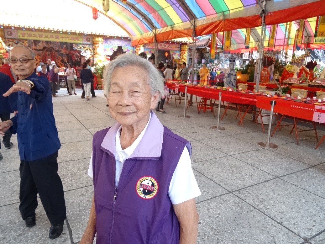 林徐彩霞阿嬤每天都到寺廟做志工打掃，連續服務60年
