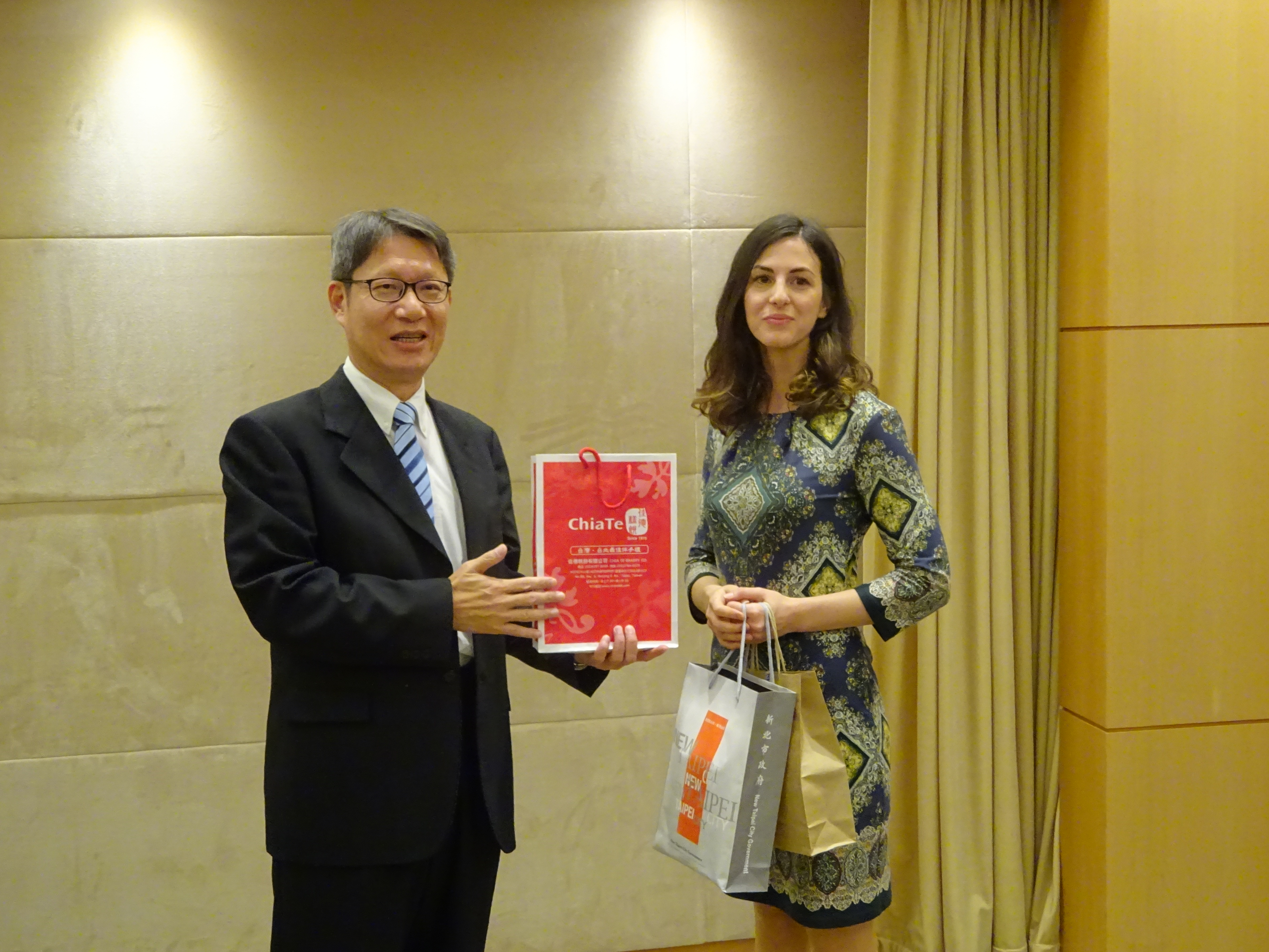 葉惠青副市長代表新北市府致贈紀念品給歐銀團代表(二)
