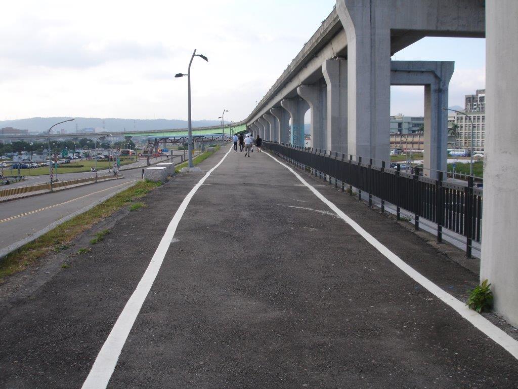 越堤道堤頂既有自行車道