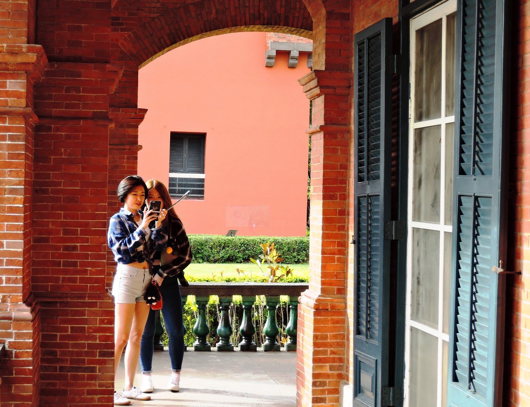淡古公關照：淡水紅毛城英國領事官邸迴廊建築之美吸引韓國遊客拍照留念。