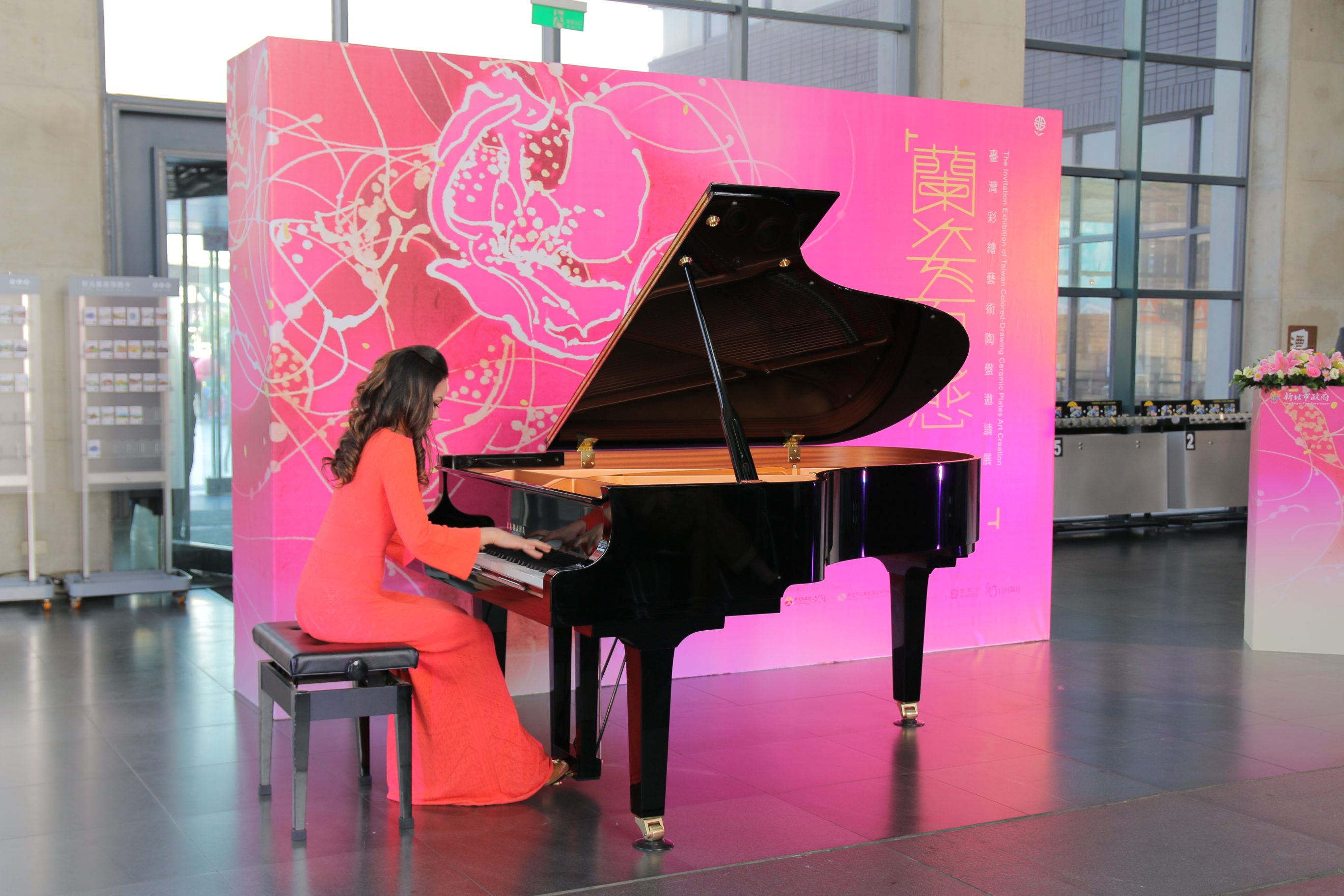 知名鋼琴家盧佳慧正在演奏鋼琴。