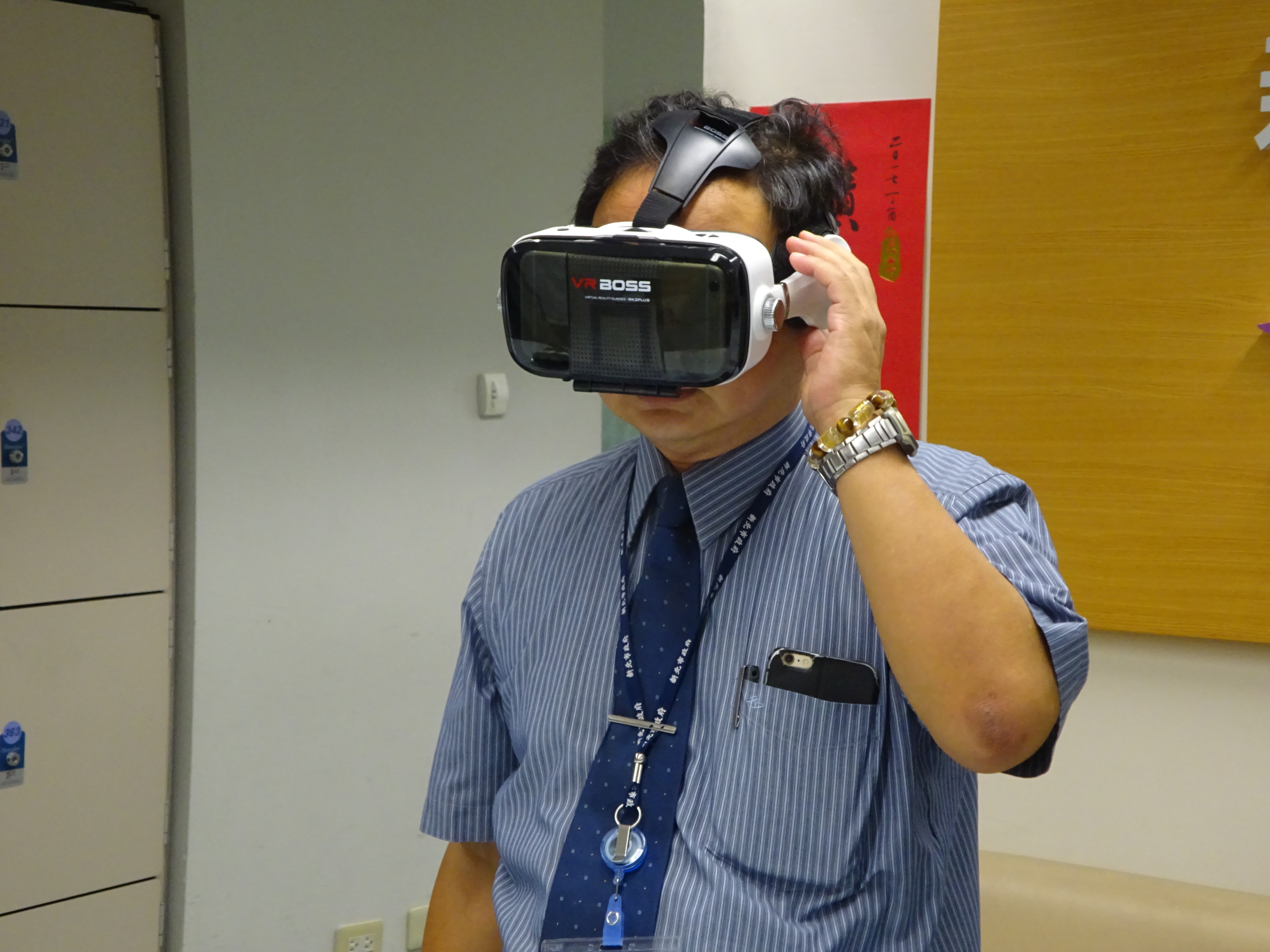 工務局副局長吳世瑋親自體驗VR虛擬實境