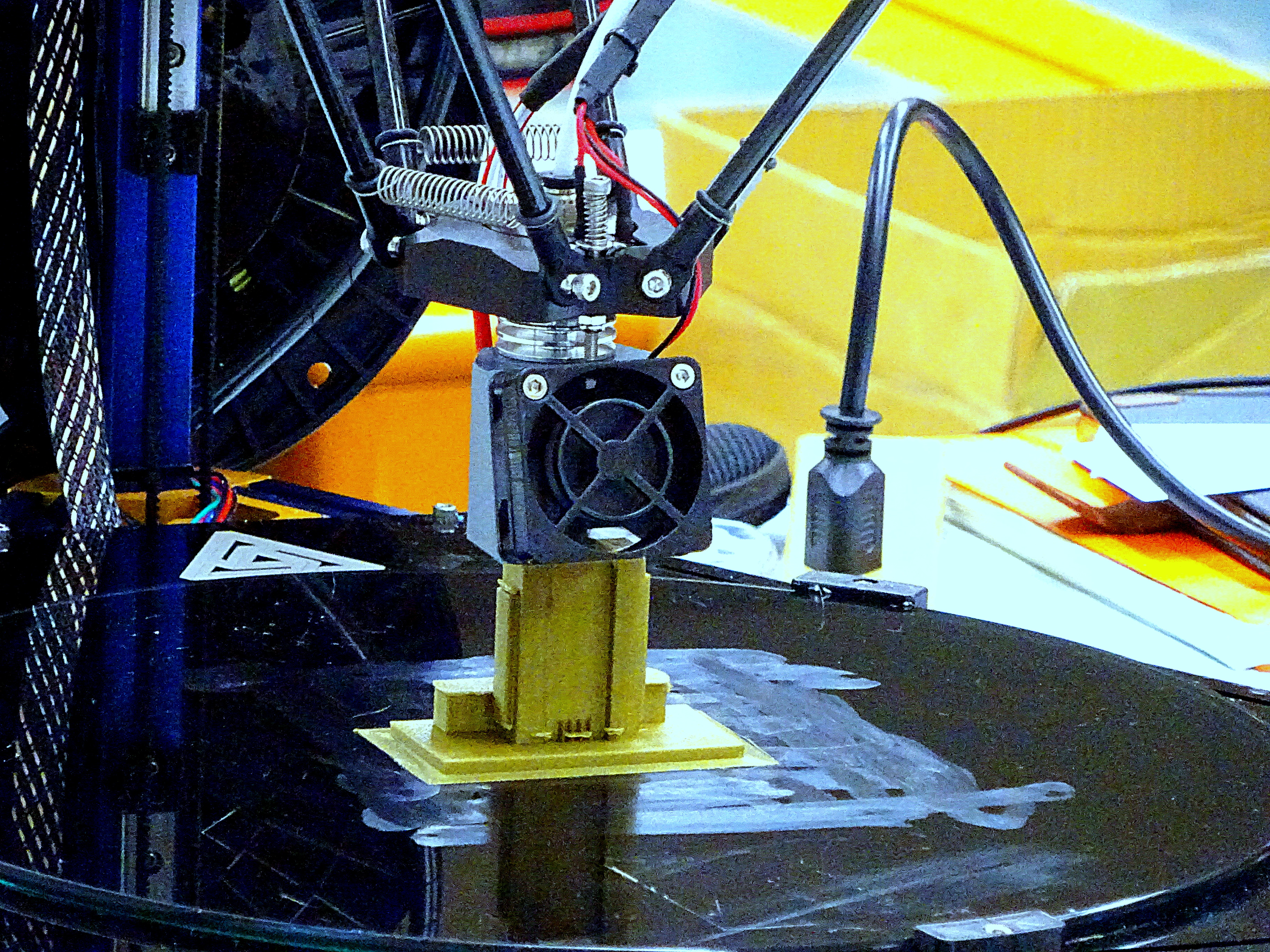 3D列印機透過系統指令刻印新北市府大樓外觀模型