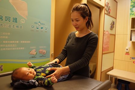 符合人體工學的尿布臺，讓父母能輕鬆幫小寶貝換尿布。(新北市立十三行博物館提供)