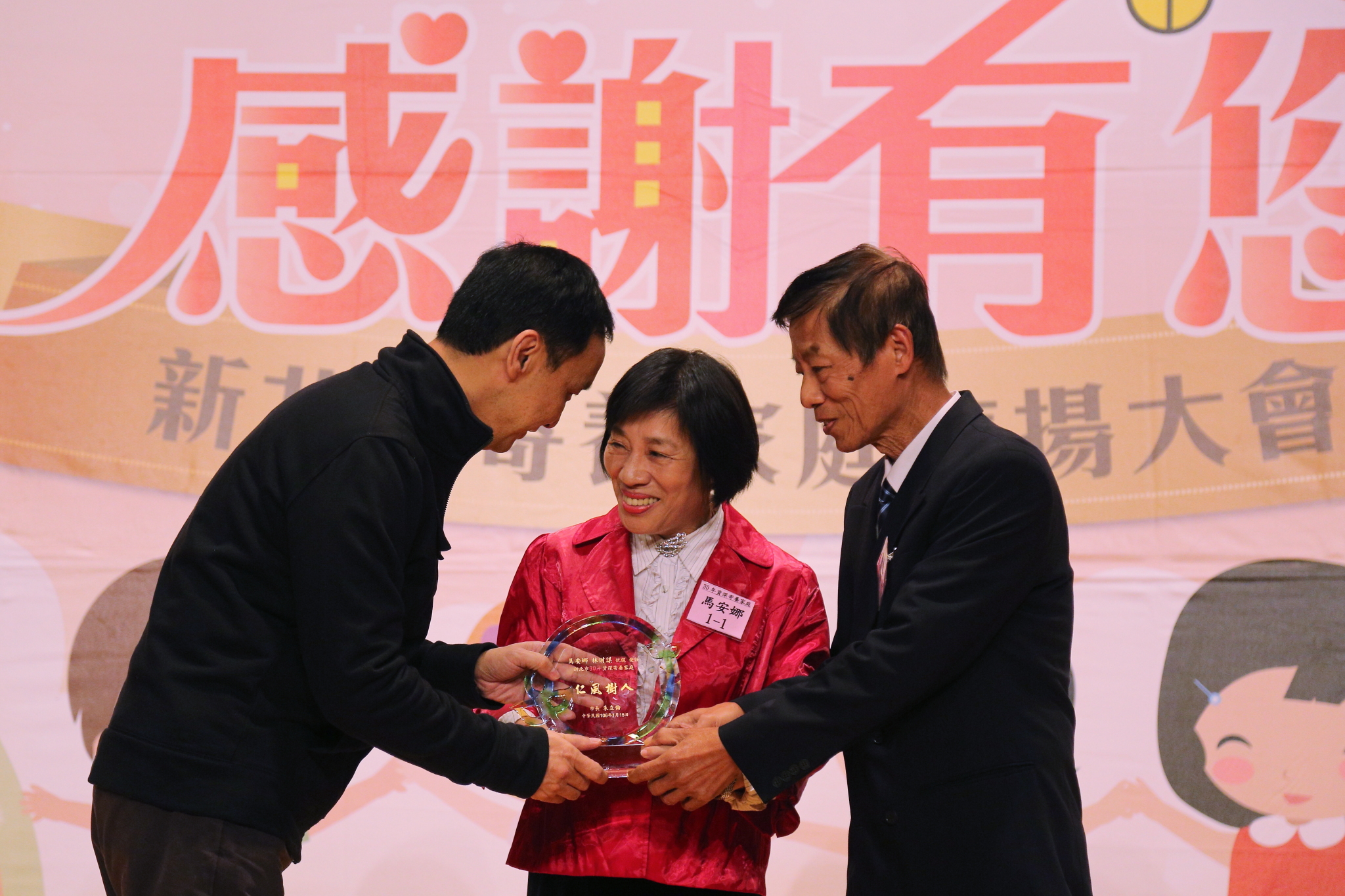 朱市長表揚投入寄養服務超過30年的馬安娜夫婦