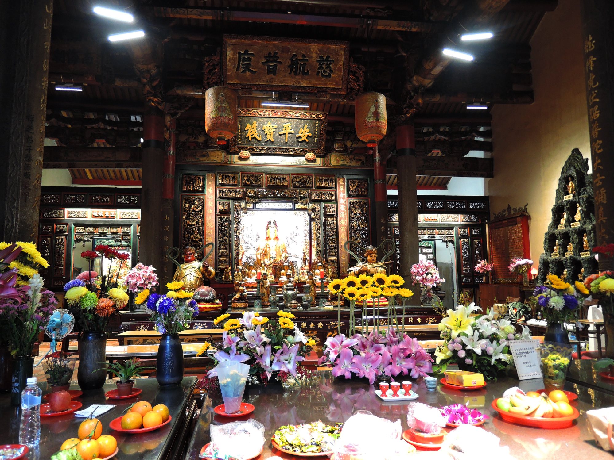 淡古公關照：淡水龍山寺深藏在清水街傳統市場中，香火鼎盛，是地方重要的信仰中心。