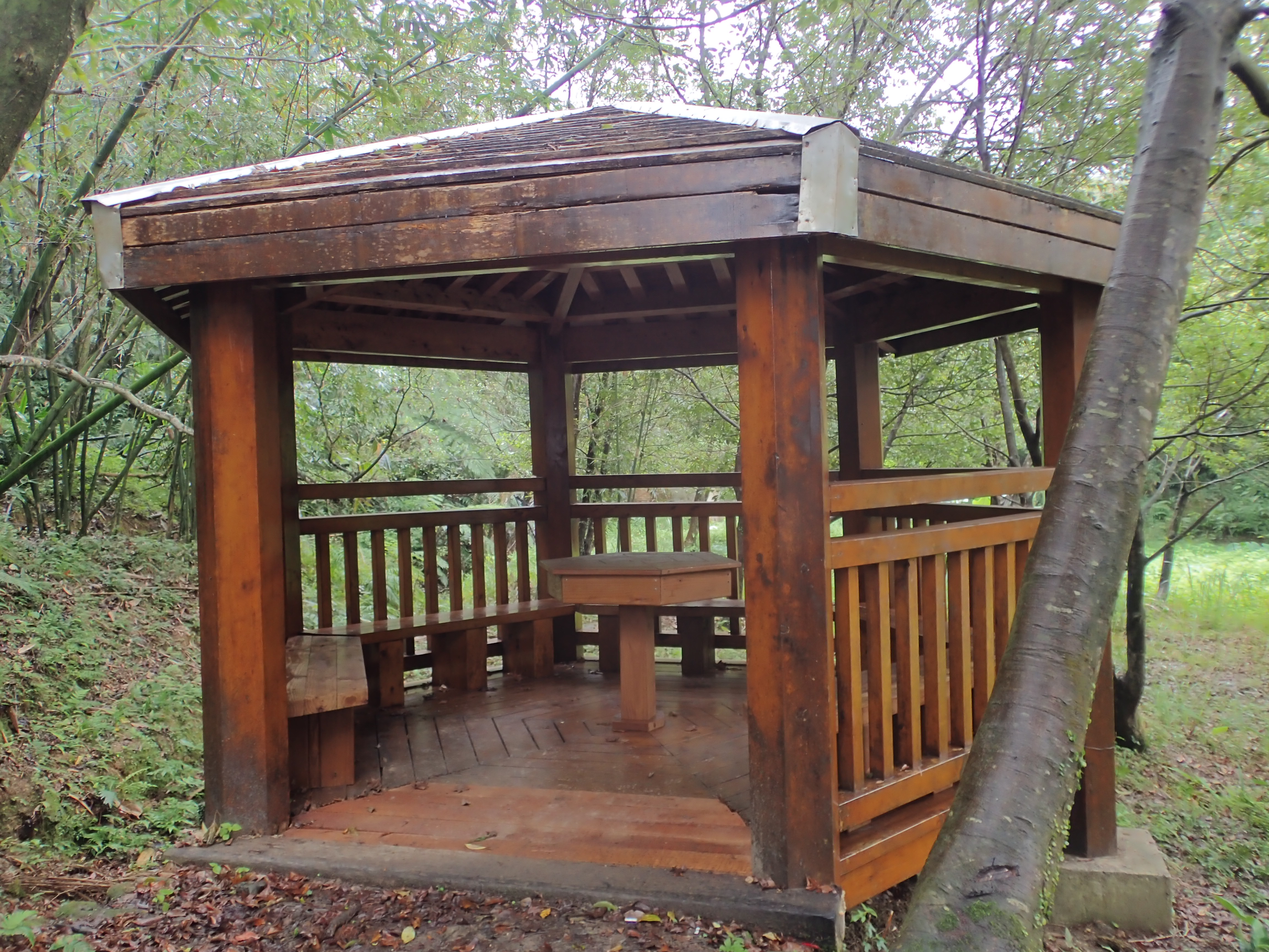 平溪近期修繕完山的幾座涼亭極具特色，如位於觀音嚴寺旁公園的五角亭是原木打造