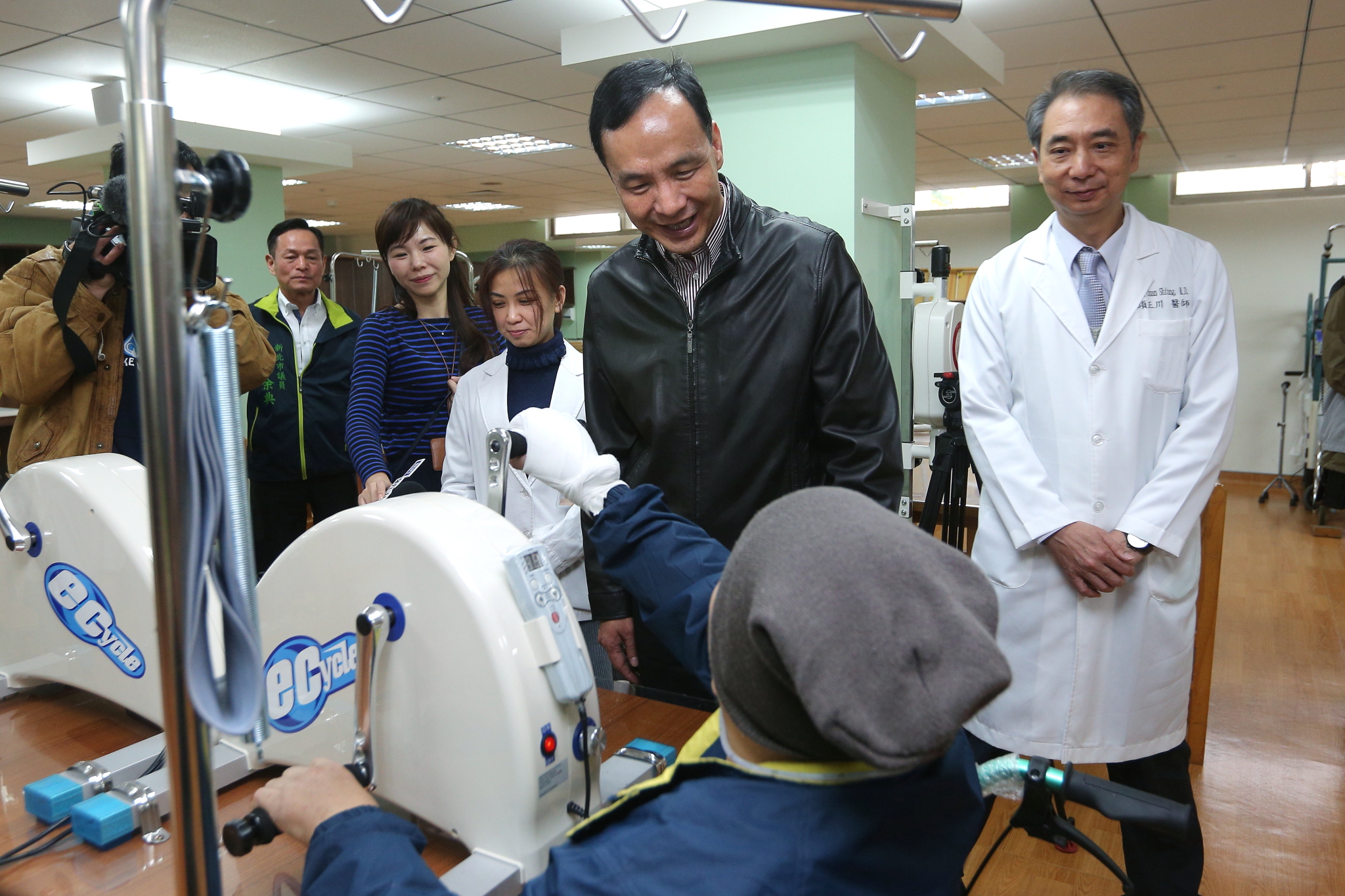 朱市長參觀新北聯醫復健治療中心並問候復健病友