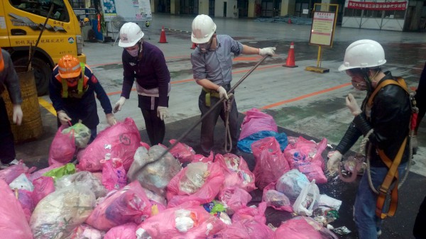 三重區清潔隊與八里焚化廠同仁協助民眾在垃圾堆中尋找項鍊