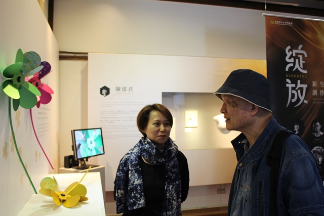 參展藝術家江玫芳(左)以及九份在地金屬馬賽克藝術家胡達華(右)在展場進行交流