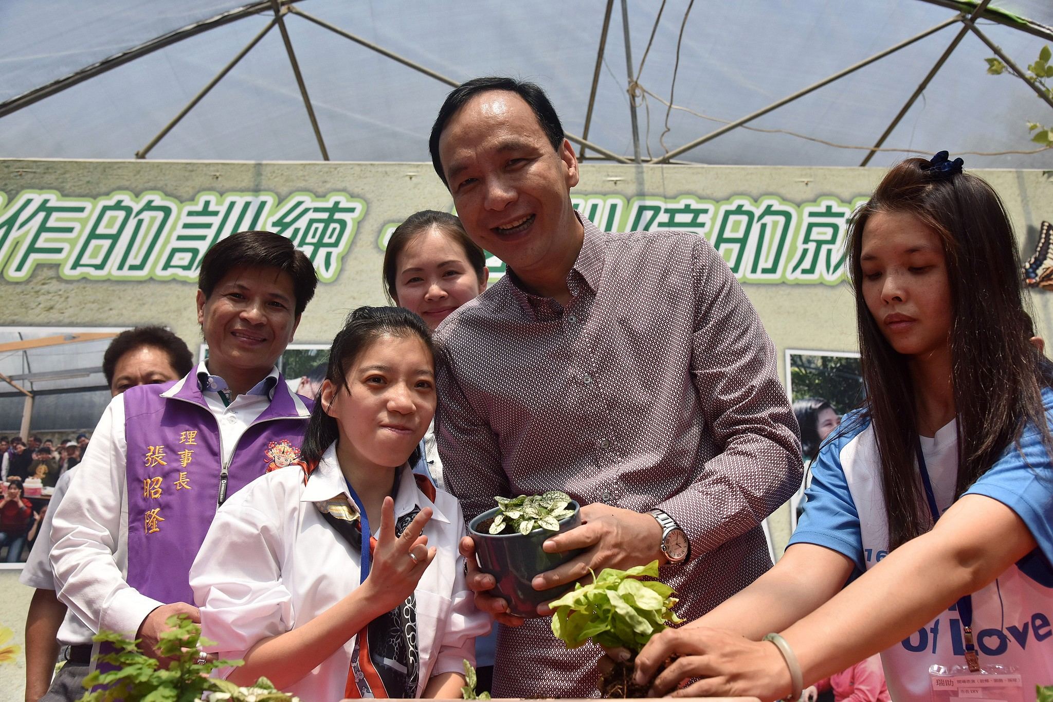 朱市長與庇護員工一同體驗製作組合式盆栽