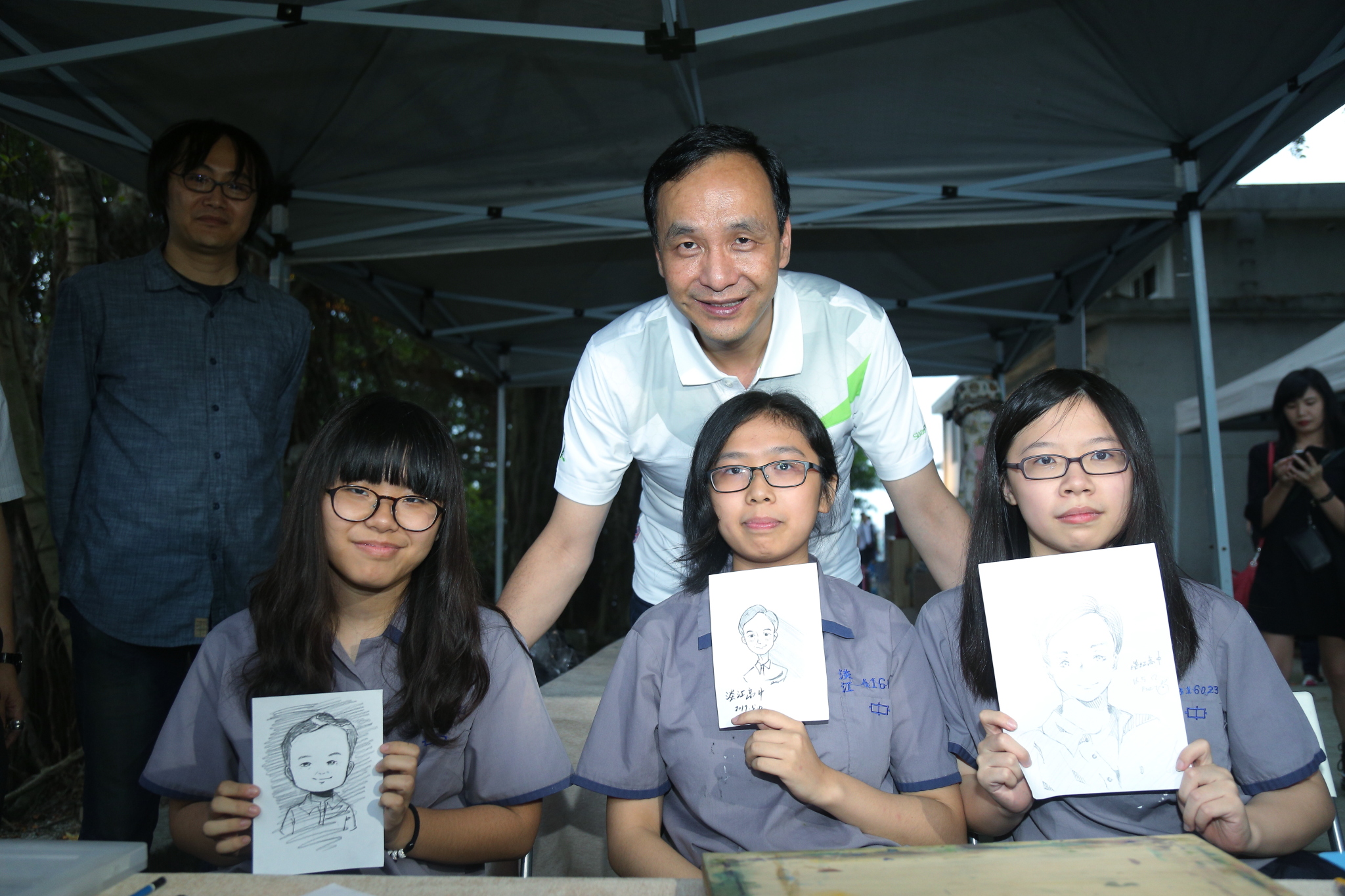 淡江高中美術班同學現場為朱市長人像速寫