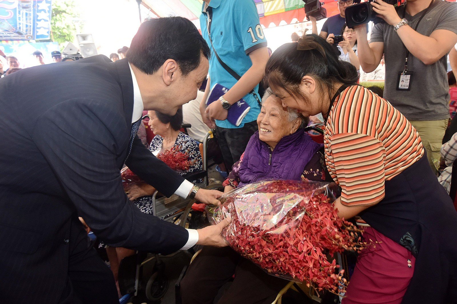 先嗇宮舉辦母親洗腳活動 朱市長獻花給10多位90歲以上長者