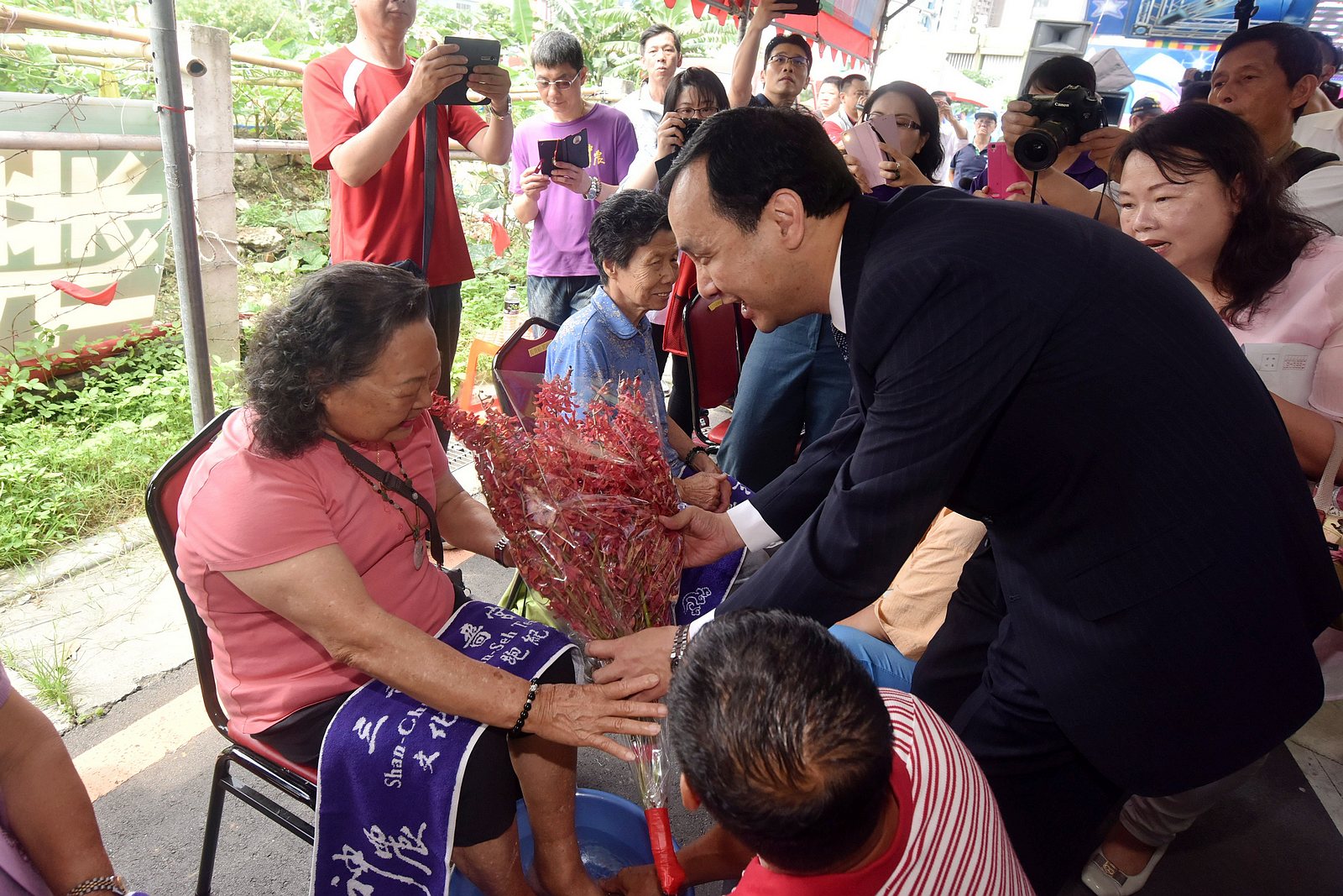 先嗇宮舉辦母親洗腳活動 市長獻花給10多位90歲以上長者