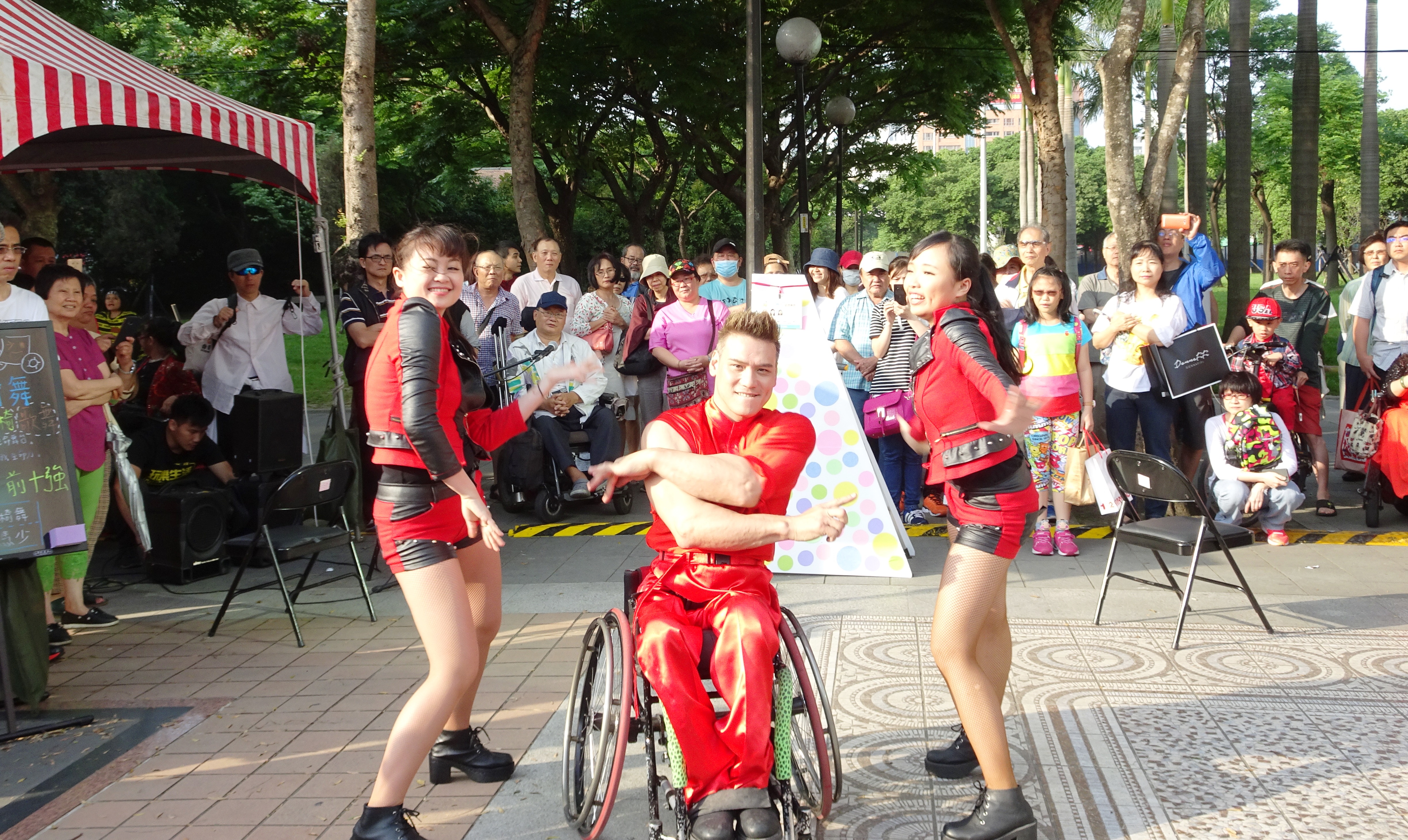 街頭藝人[LOVE輪椅舞]表演