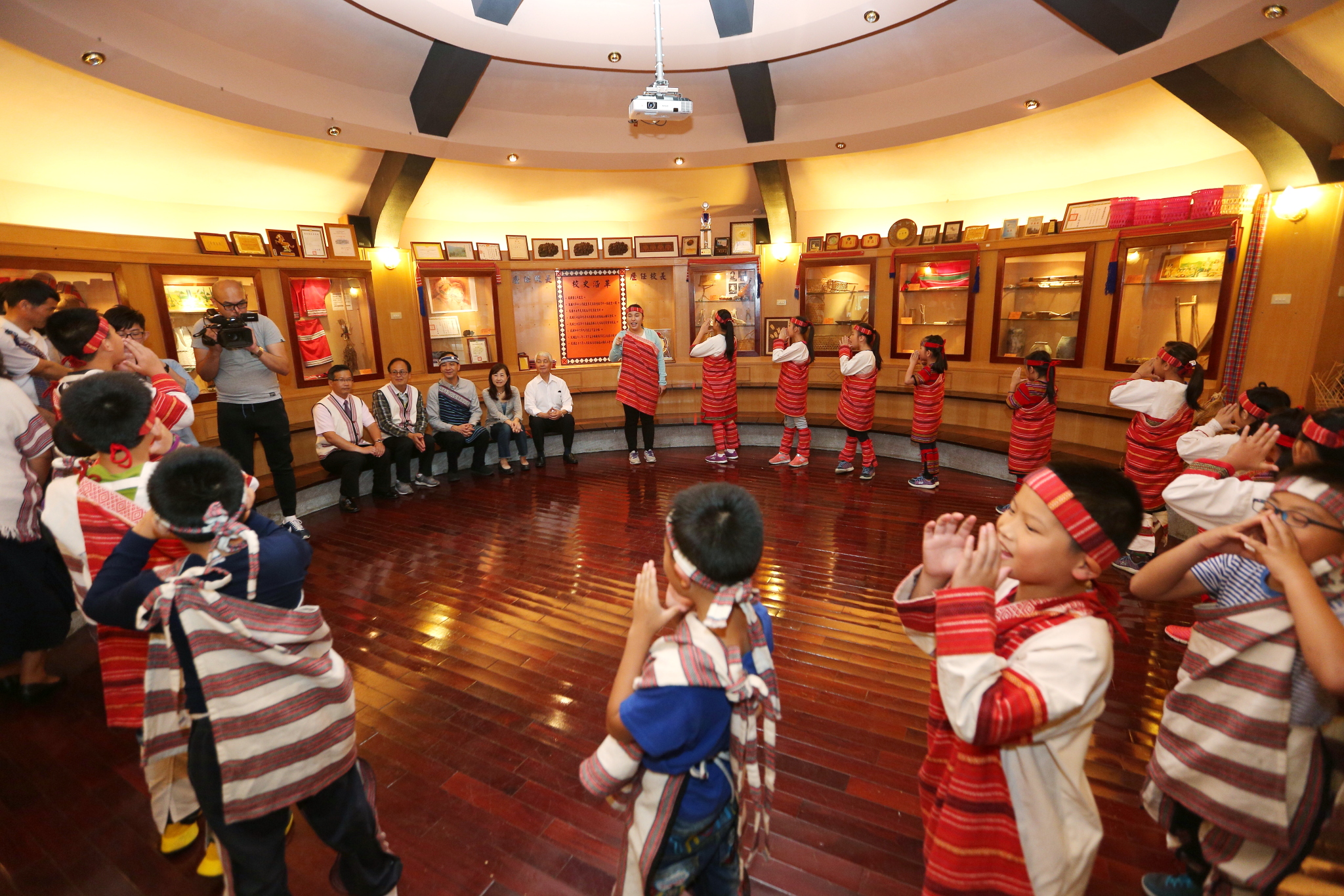 朱市長視察烏來福山國小，小朋友用傳統原住民歌舞歡迎
