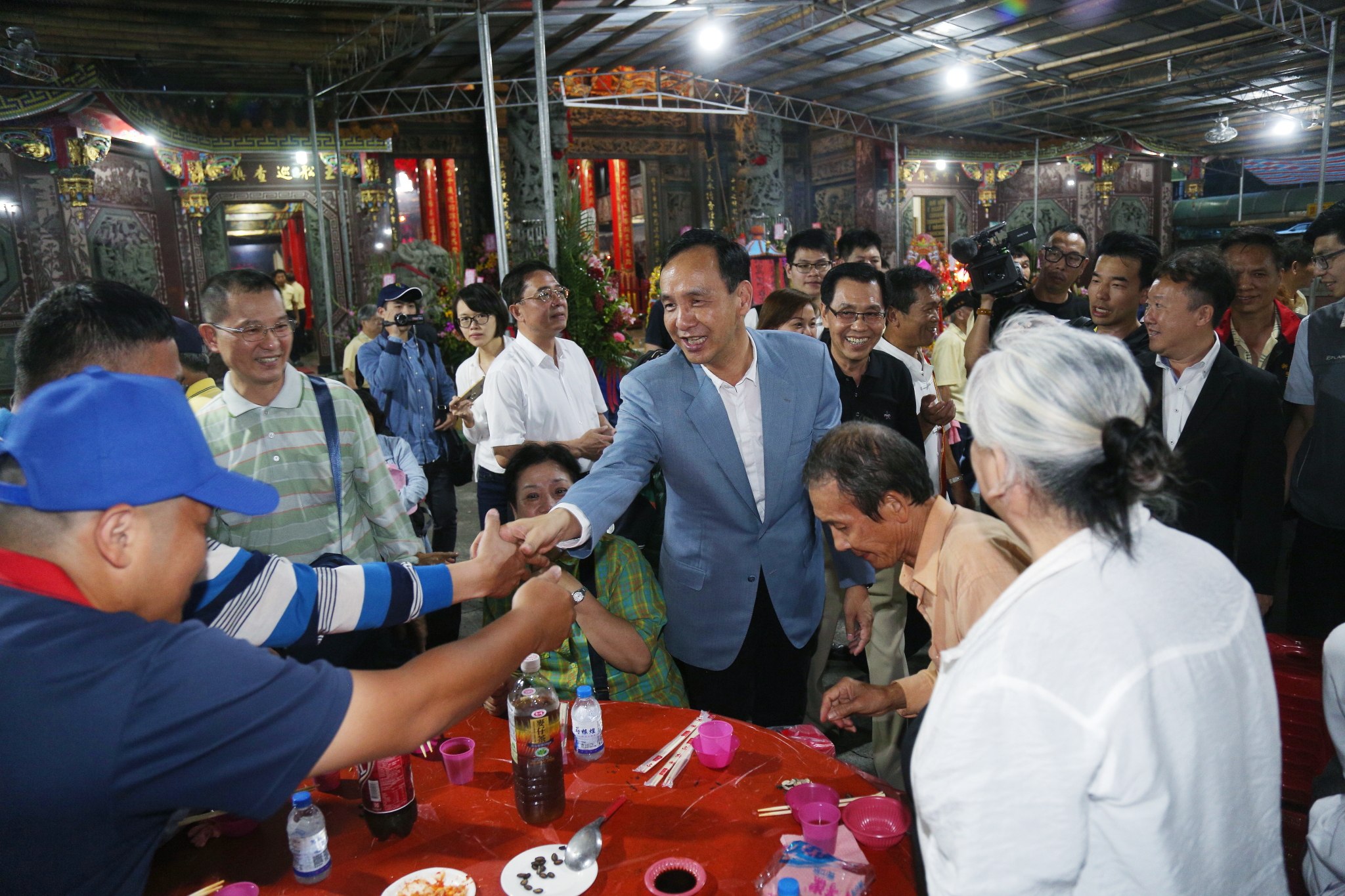 朱市長參加李范府千歲聖誕啟建祈求福運來報大法會，信眾爭相握手。