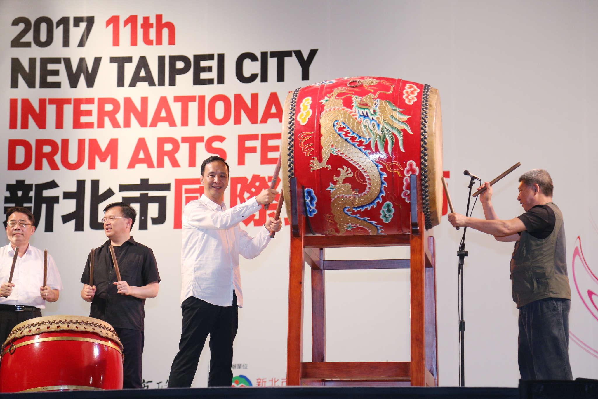 朱市長與貴賓一起擊鼓揭開2017新北市國際鼓藝節序幕