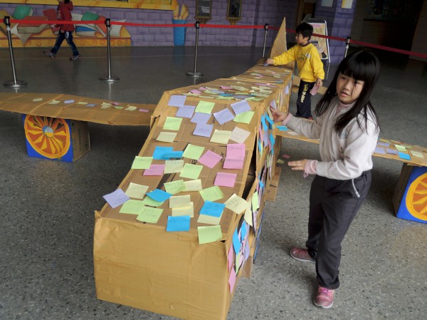義學國小利用廢紙箱及再生紙製作紙飛機，並舉辦紙飛機比賽