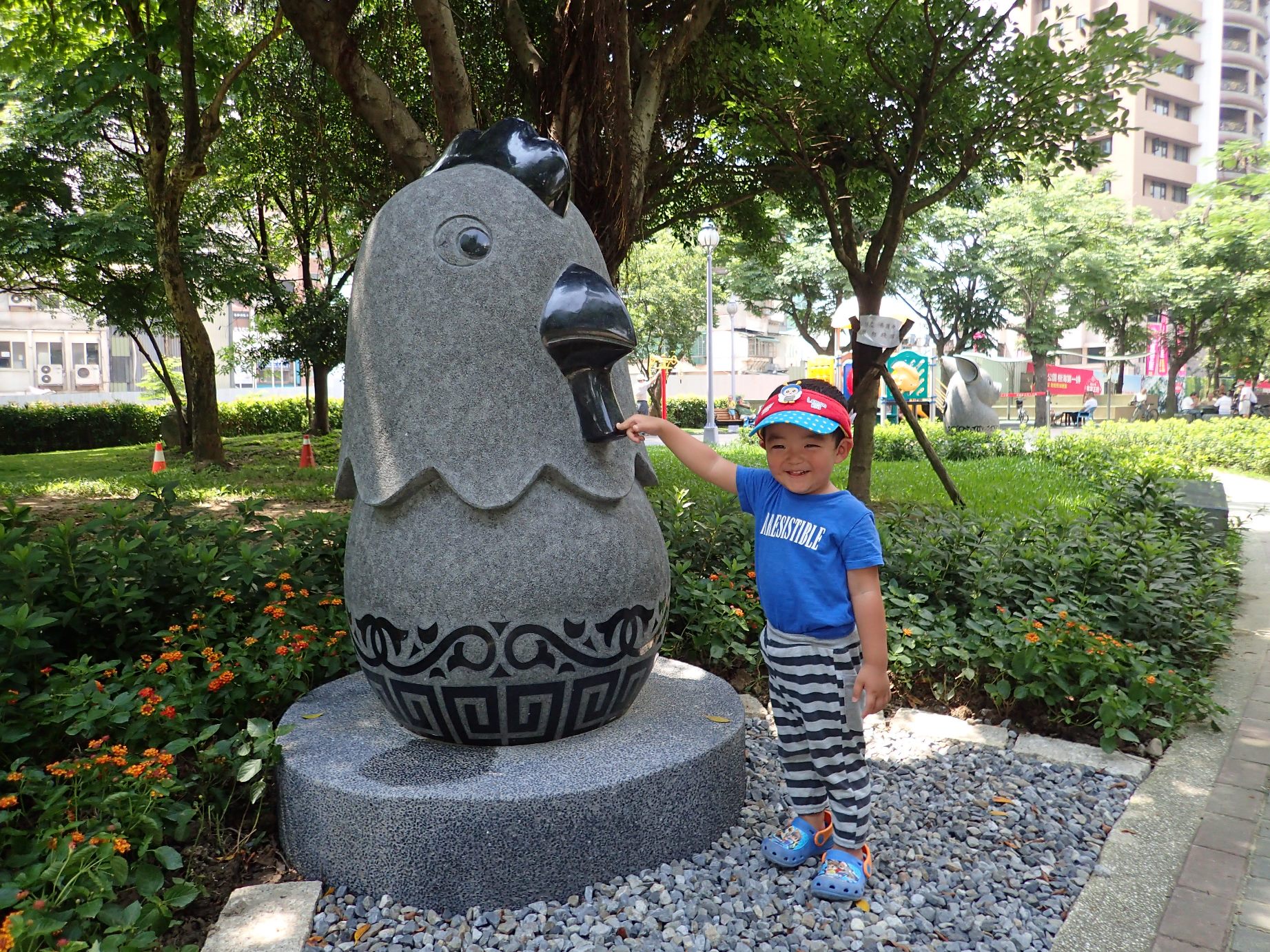 石雕公園吸引不少家長帶著小孩前來找尋自己的生肖，成為親子同樂新景點