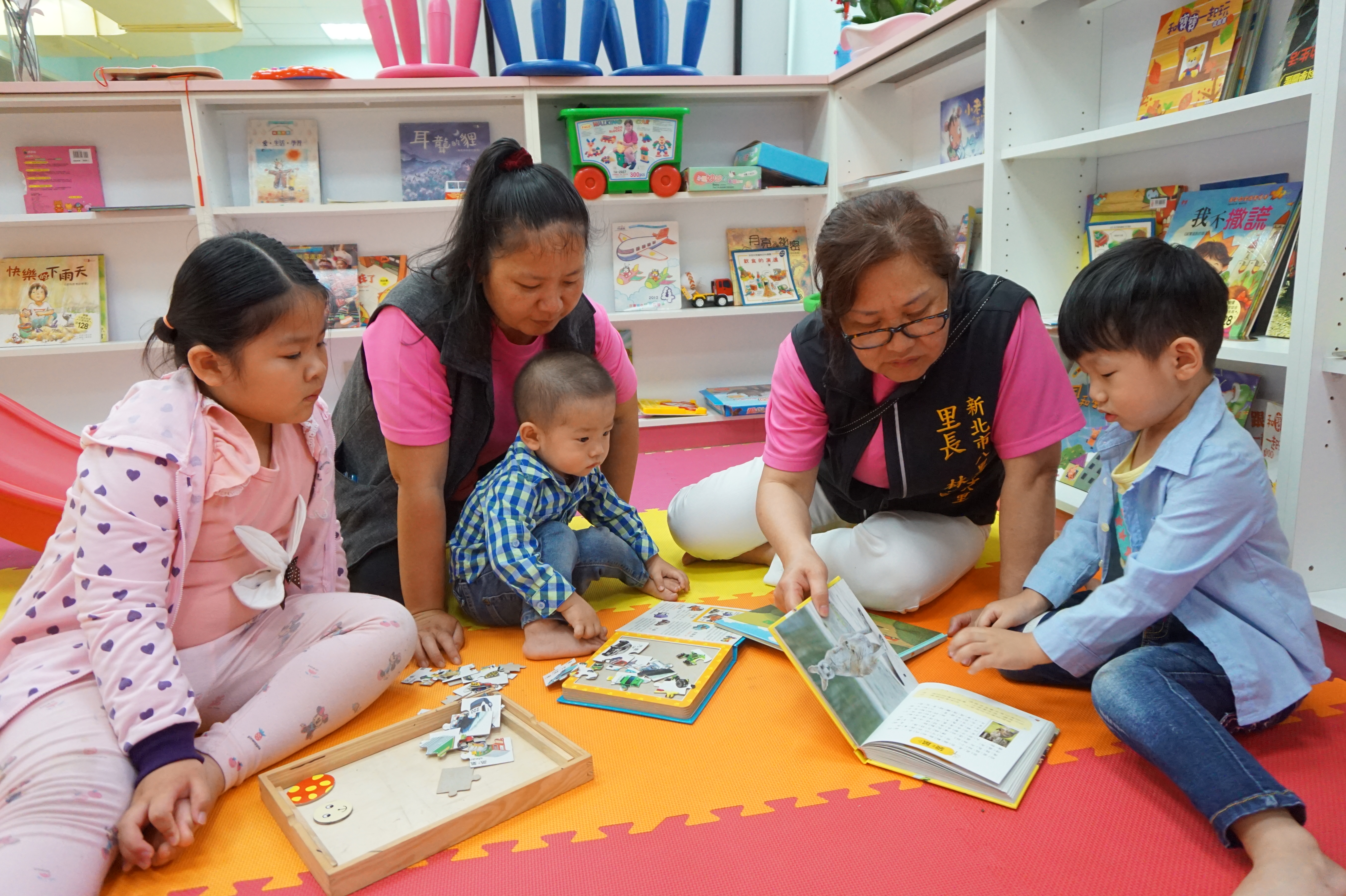林秀真也集合資收物中的書籍畫冊，在里內活動中心設置「親子故事屋」