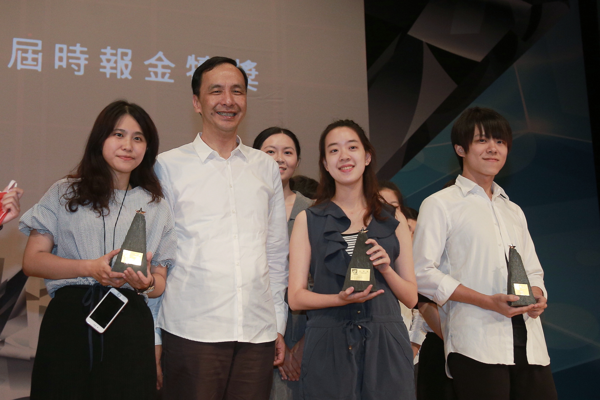 朱市長頒獎表揚第26屆時報金犢獎得獎同學