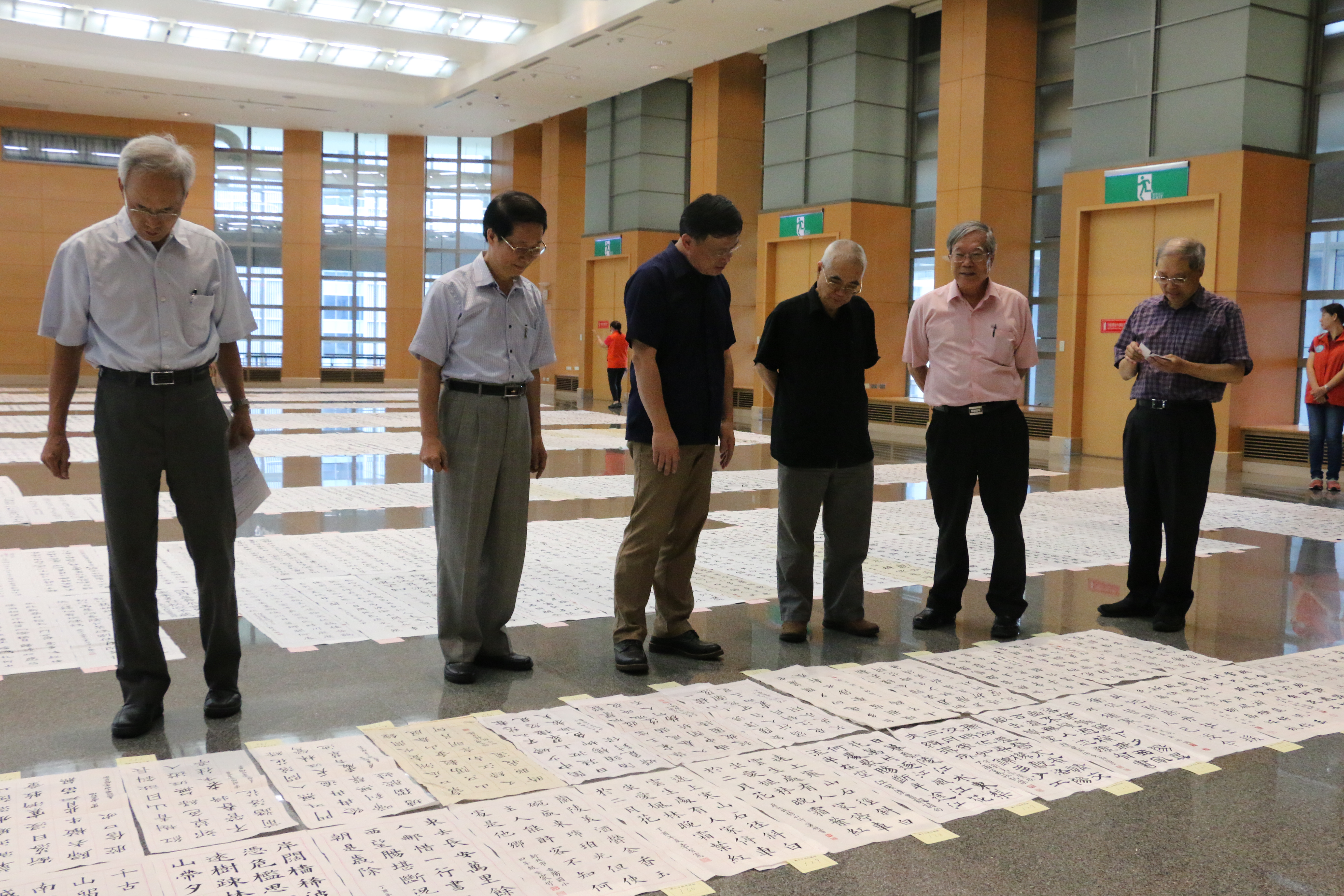 新北市文化局局長林寬裕(左3)與評審老師共同賞析作品