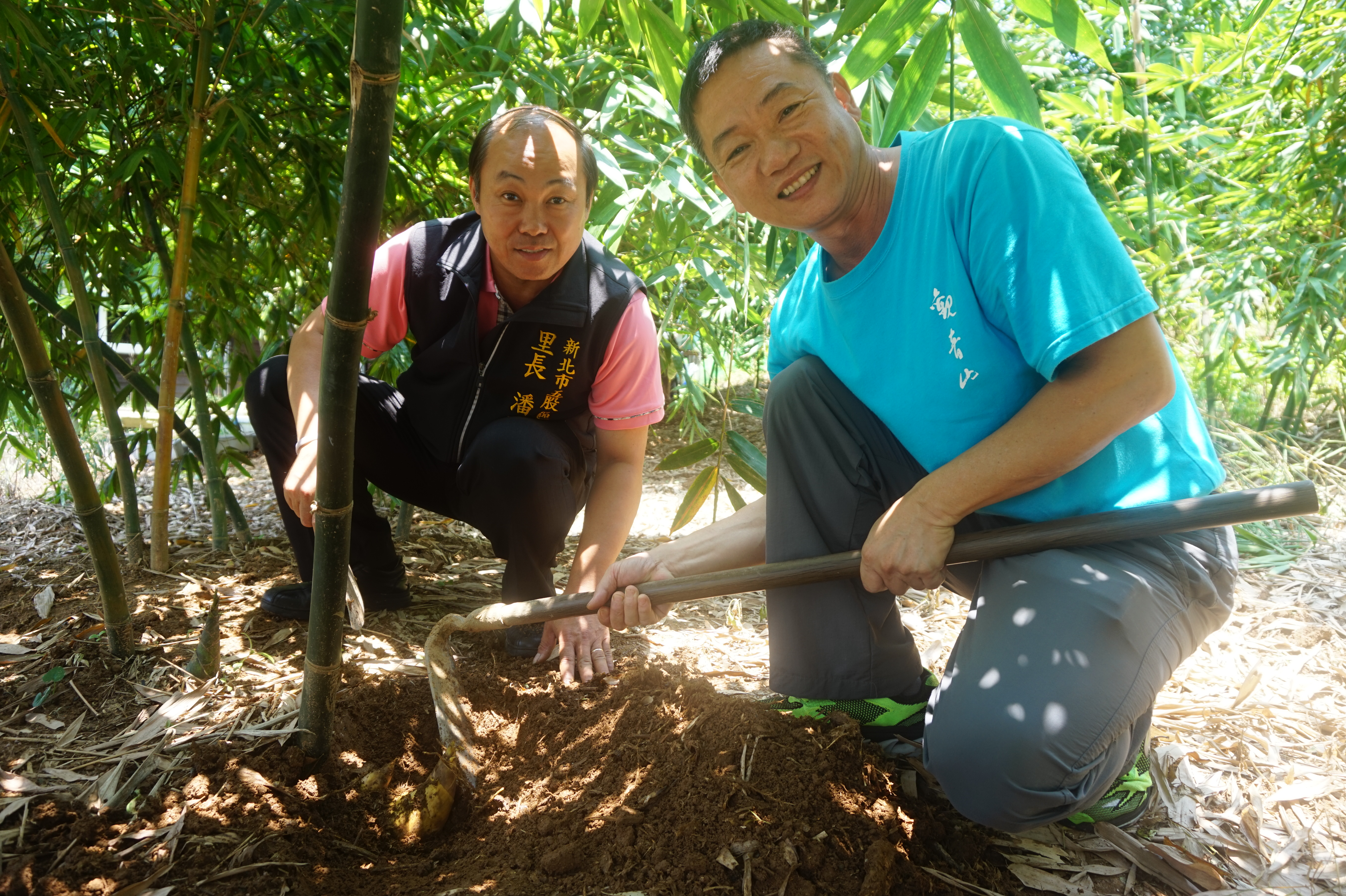 潘明宏擔任里長11年，積極協助推廣地方農作，齊力帶領農民投入農村再生計畫，從整合農民力量做起，逐步改良傳統農作技術，以有機方式栽培精緻安全、無毒的綠竹筍。