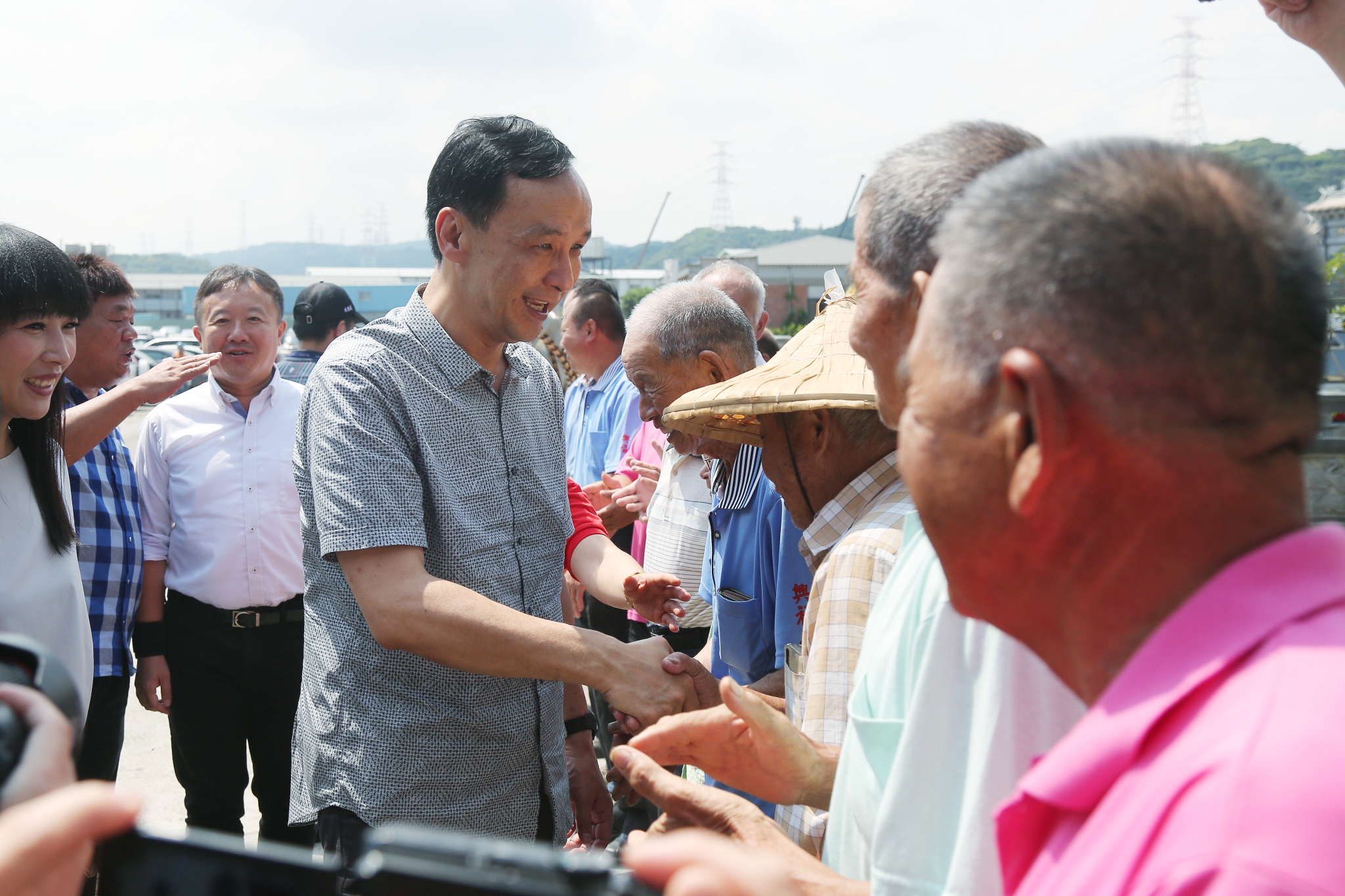 朱市長視察林口區下福里市民活動中心與地方居民握手致意